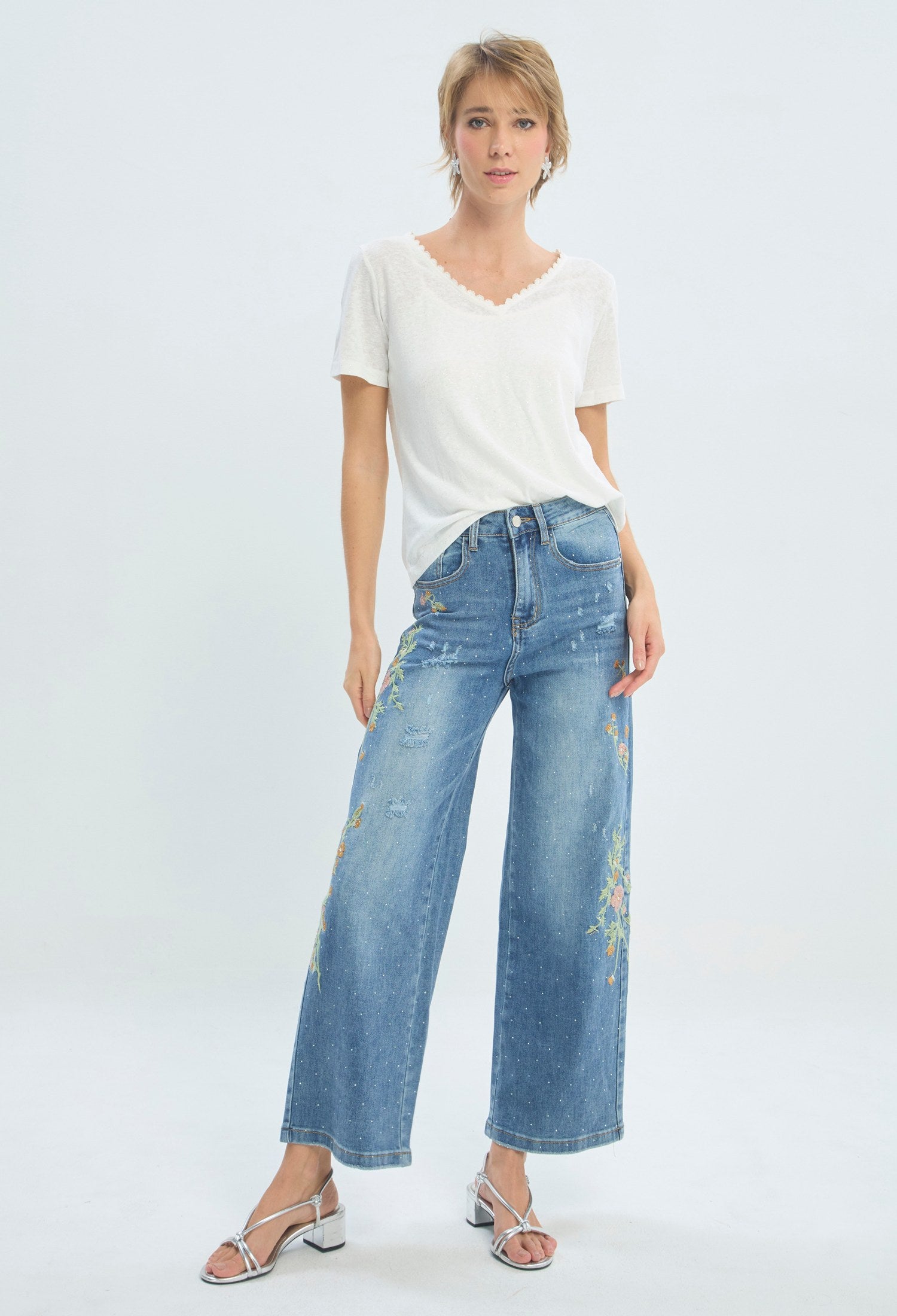 Jean wide leg azul con bordado de flores en los laterales