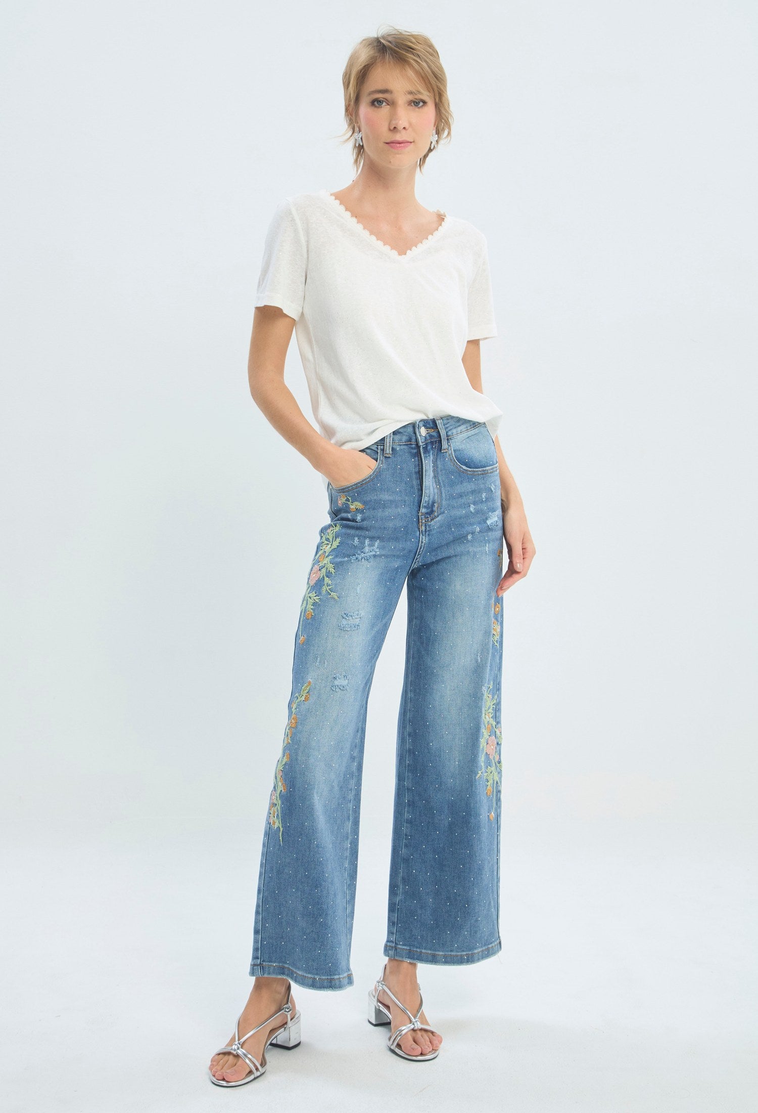 Jean wide leg azul con bordado de flores en los laterales - vista 2
