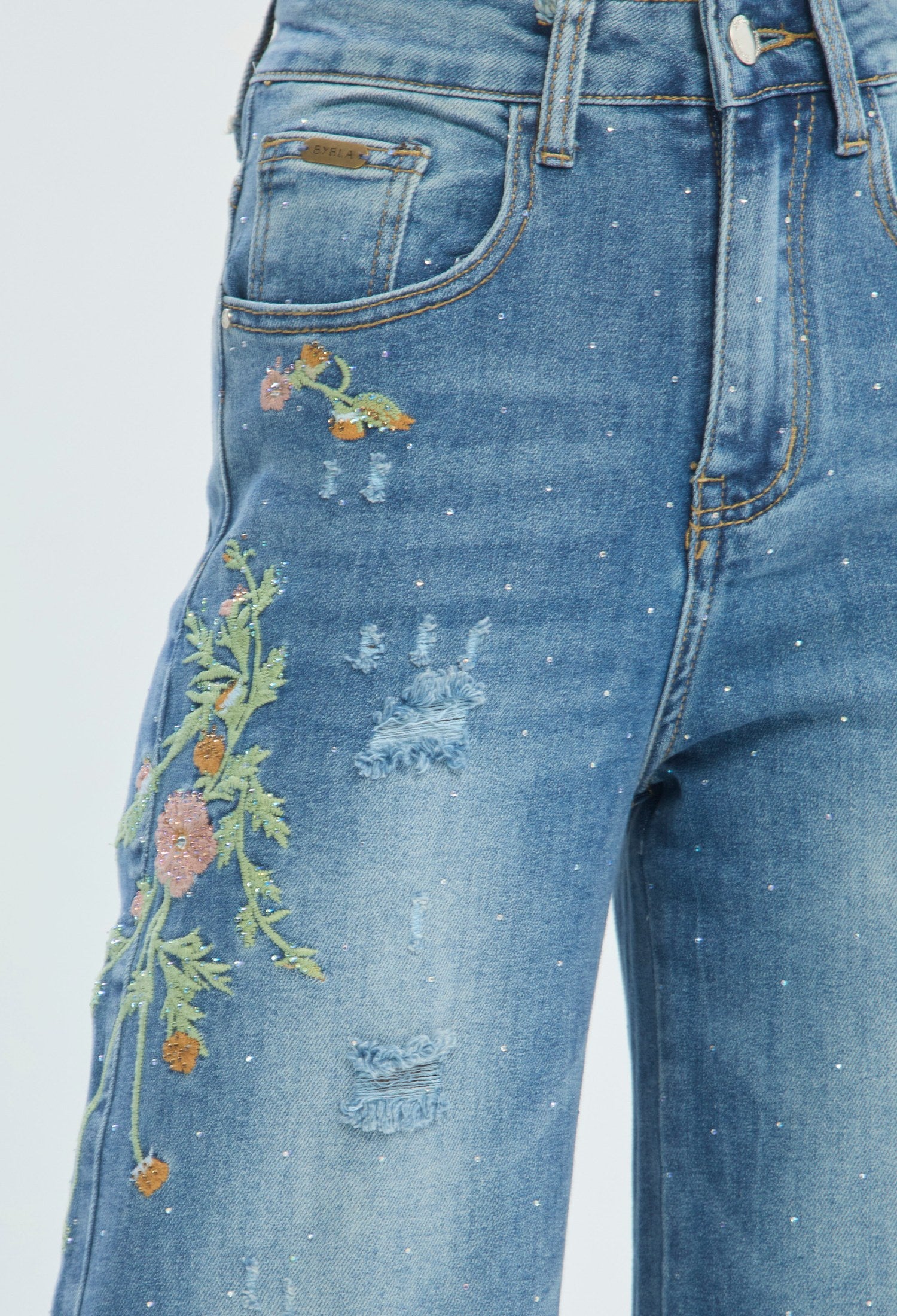 Jean wide leg azul con bordado de flores en los laterales - vista 4