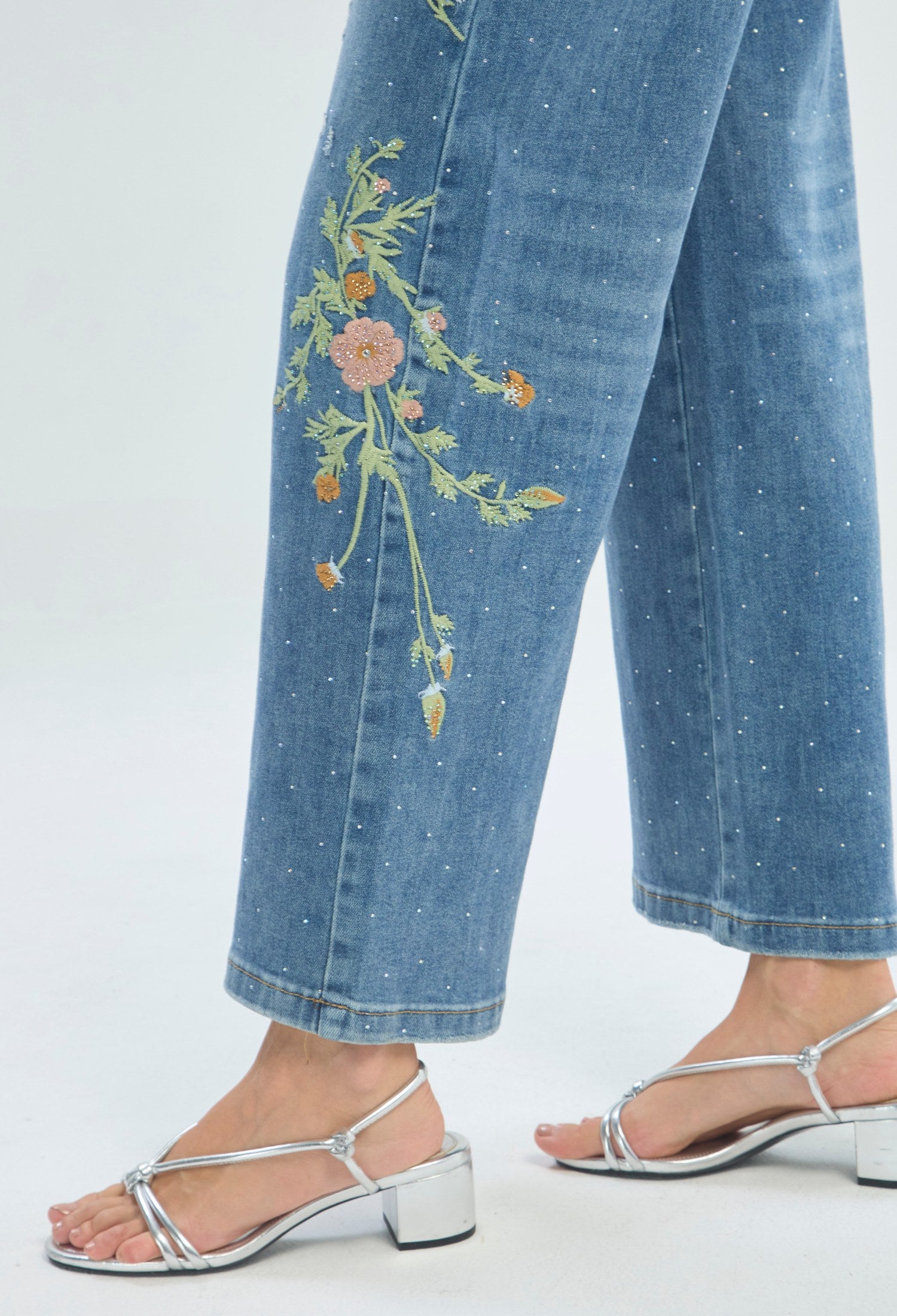 Jean wide leg azul con bordado de flores en los laterales - vista 5