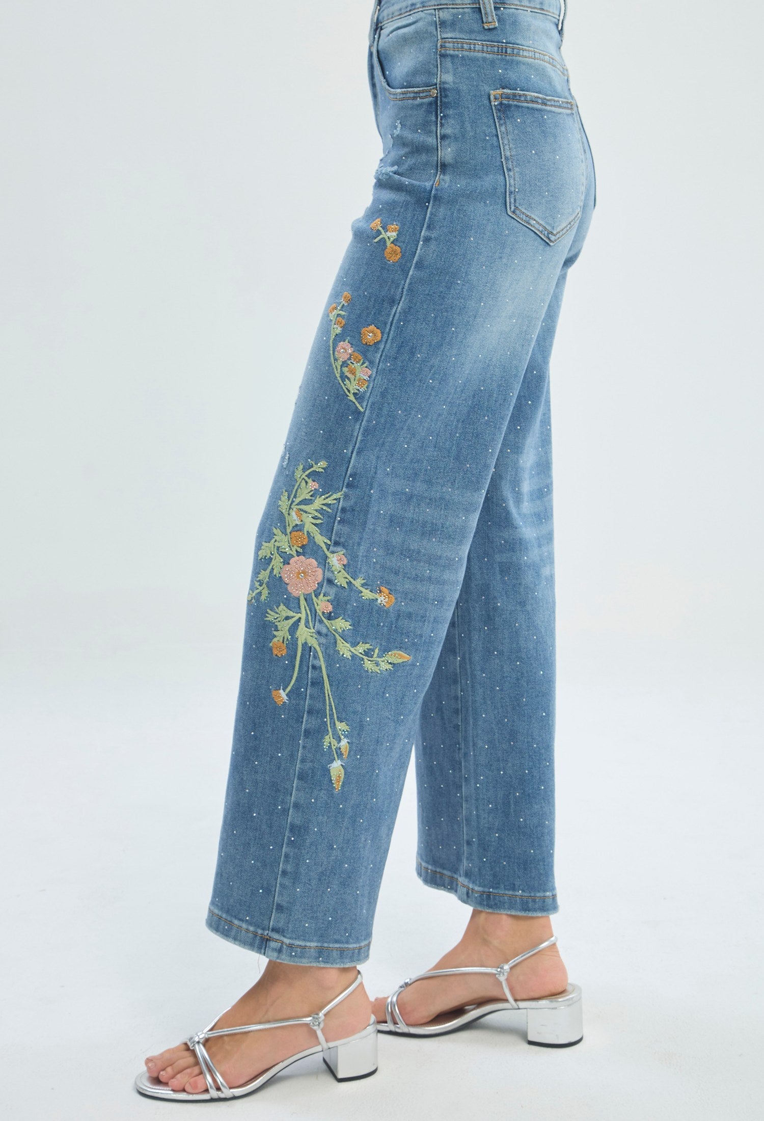 Jean wide leg azul con bordado de flores en los laterales - vista 6