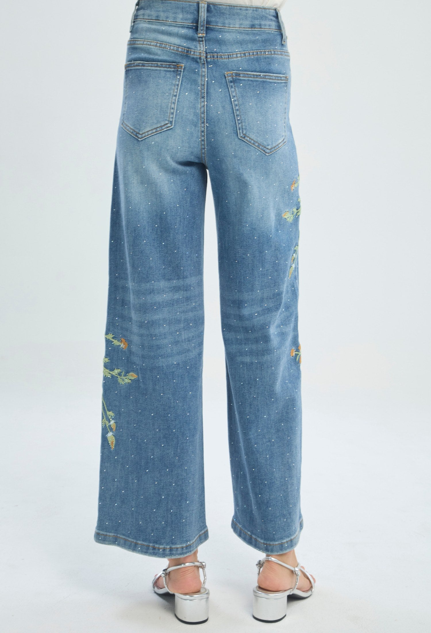 Jean wide leg azul con bordado de flores en los laterales - vista 7