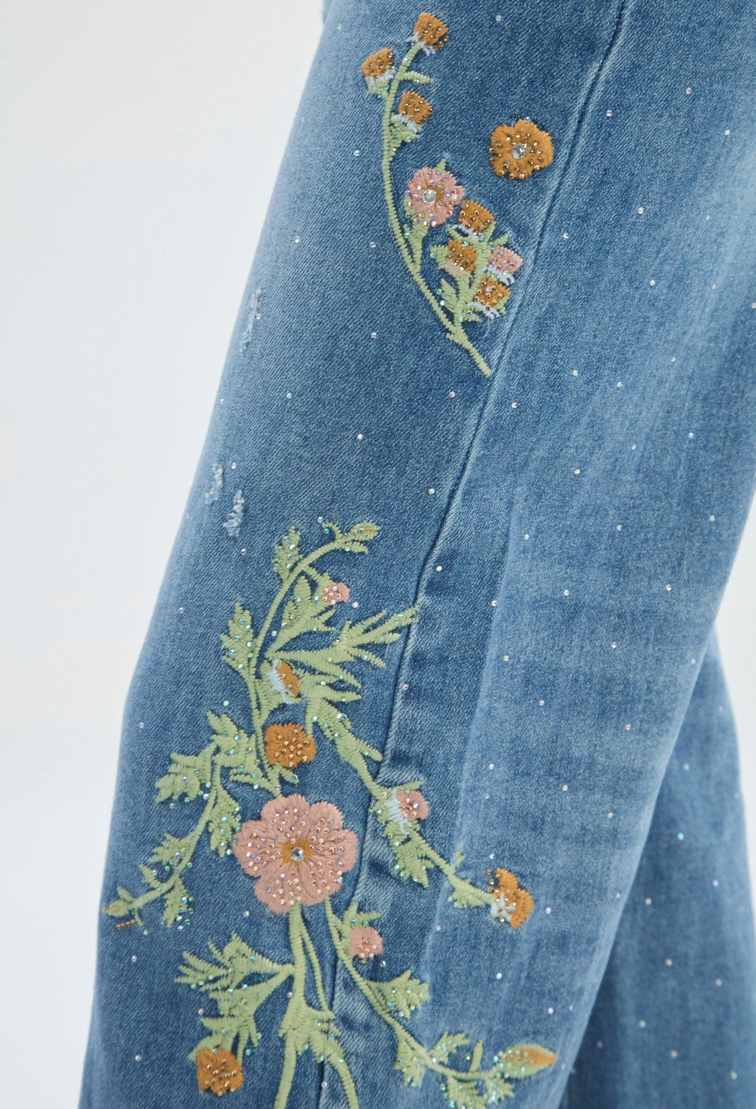 Jean wide leg azul con bordado de flores en los laterales - vista 8