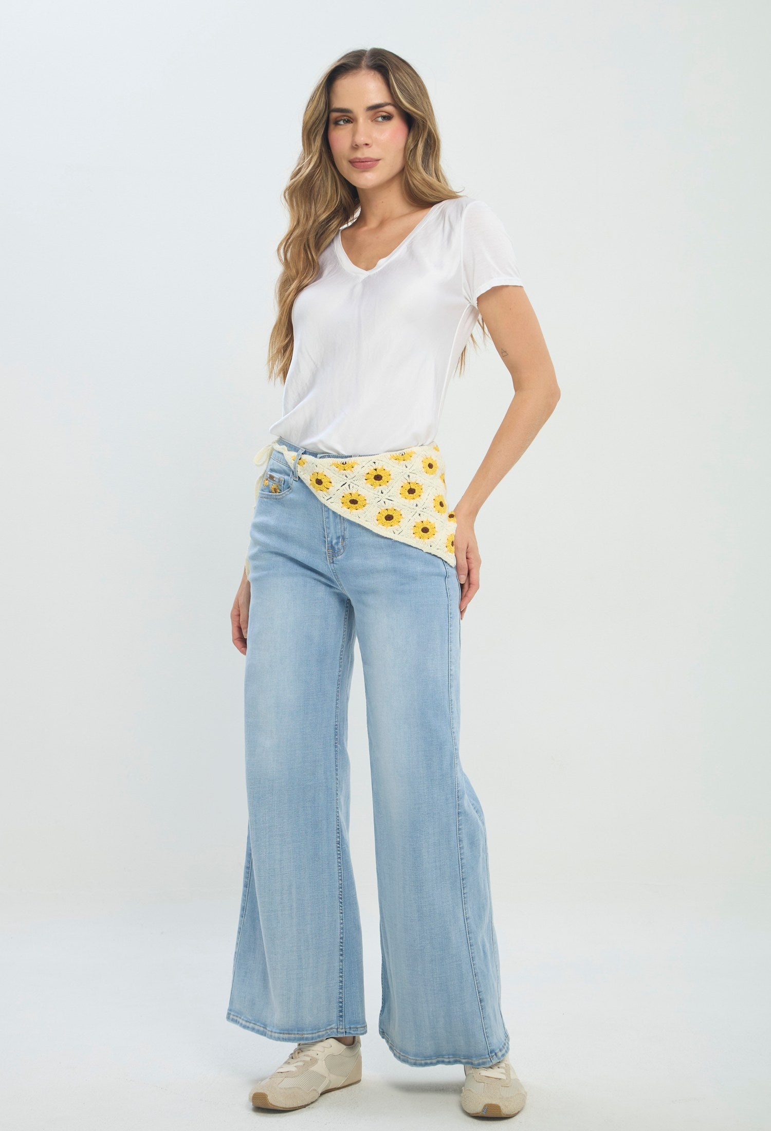 Jean wide leg azul claro con cinturón pañuelo floral BYBLA
