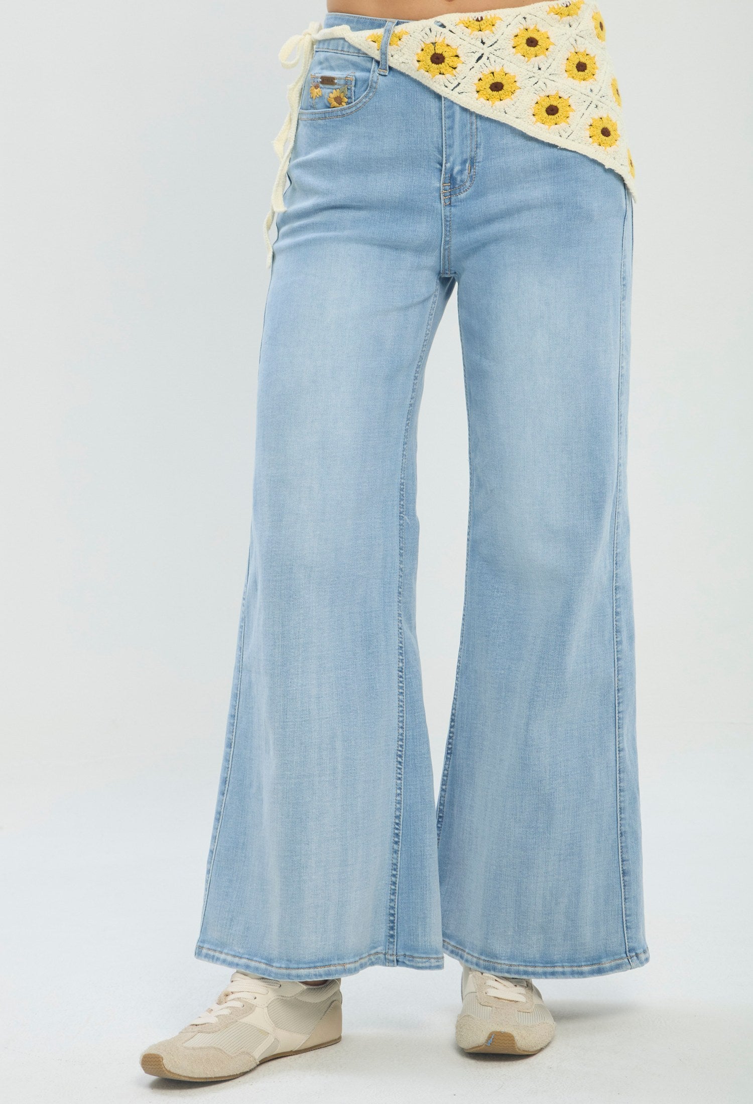 Jean wide leg azul claro con cinturón pañuelo floral BYBLA - vista 2