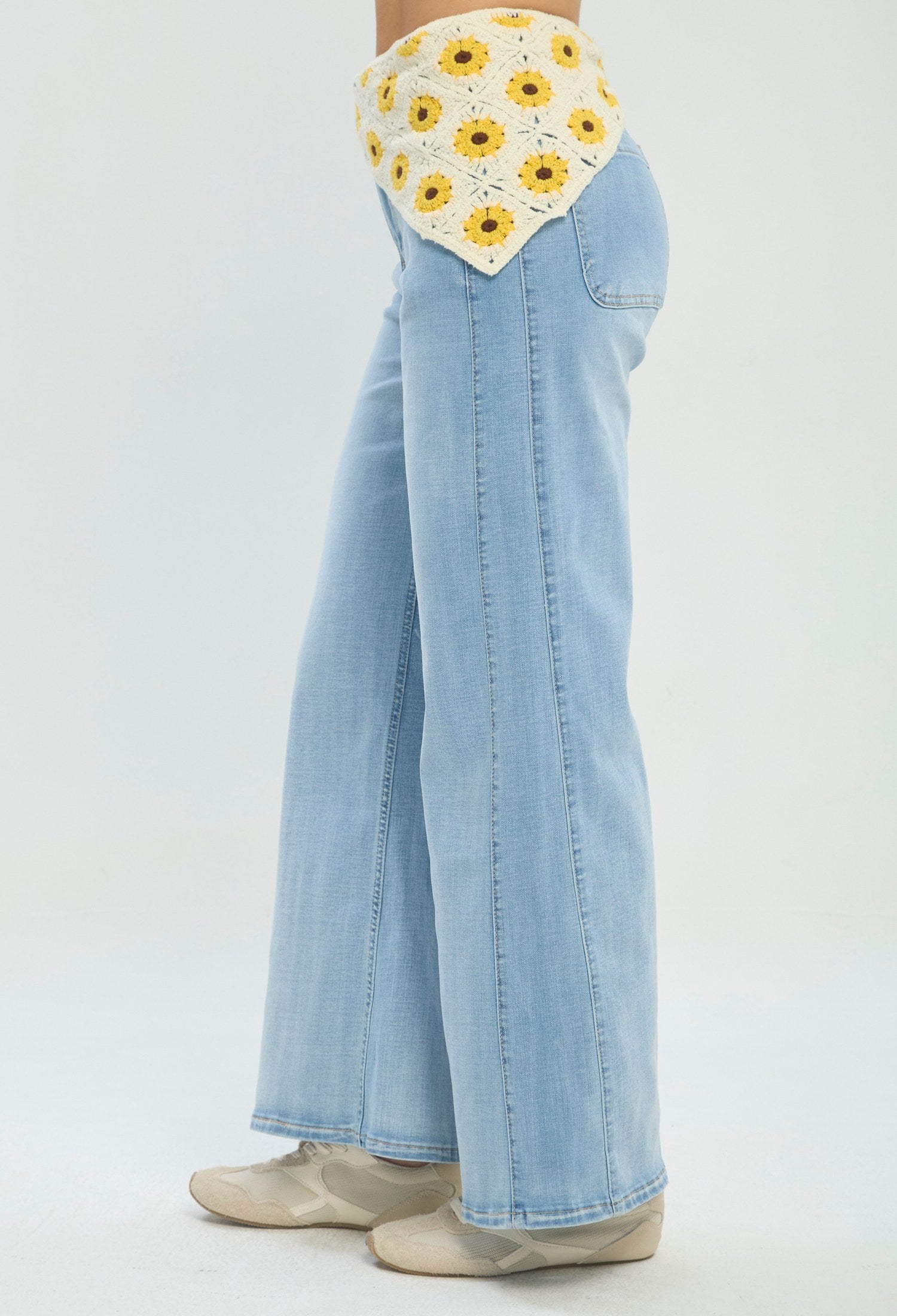 Jean wide leg azul claro con cinturón pañuelo floral BYBLA - vista 3