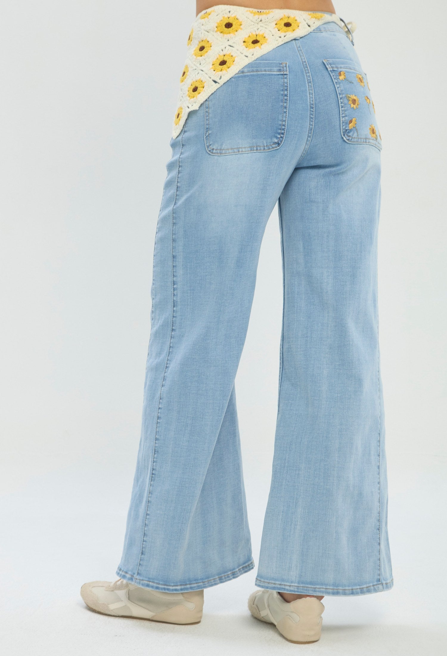 Jean wide leg azul claro con cinturón pañuelo floral BYBLA - vista 4