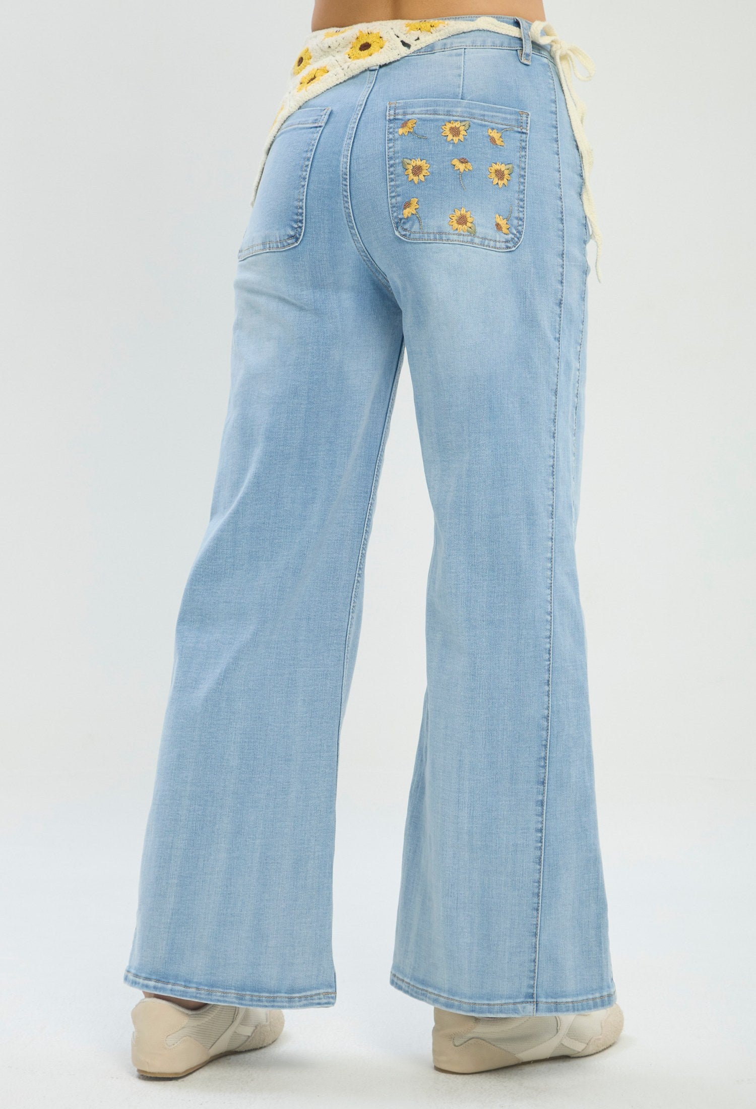 Jean wide leg azul claro con cinturón pañuelo floral BYBLA - vista 5