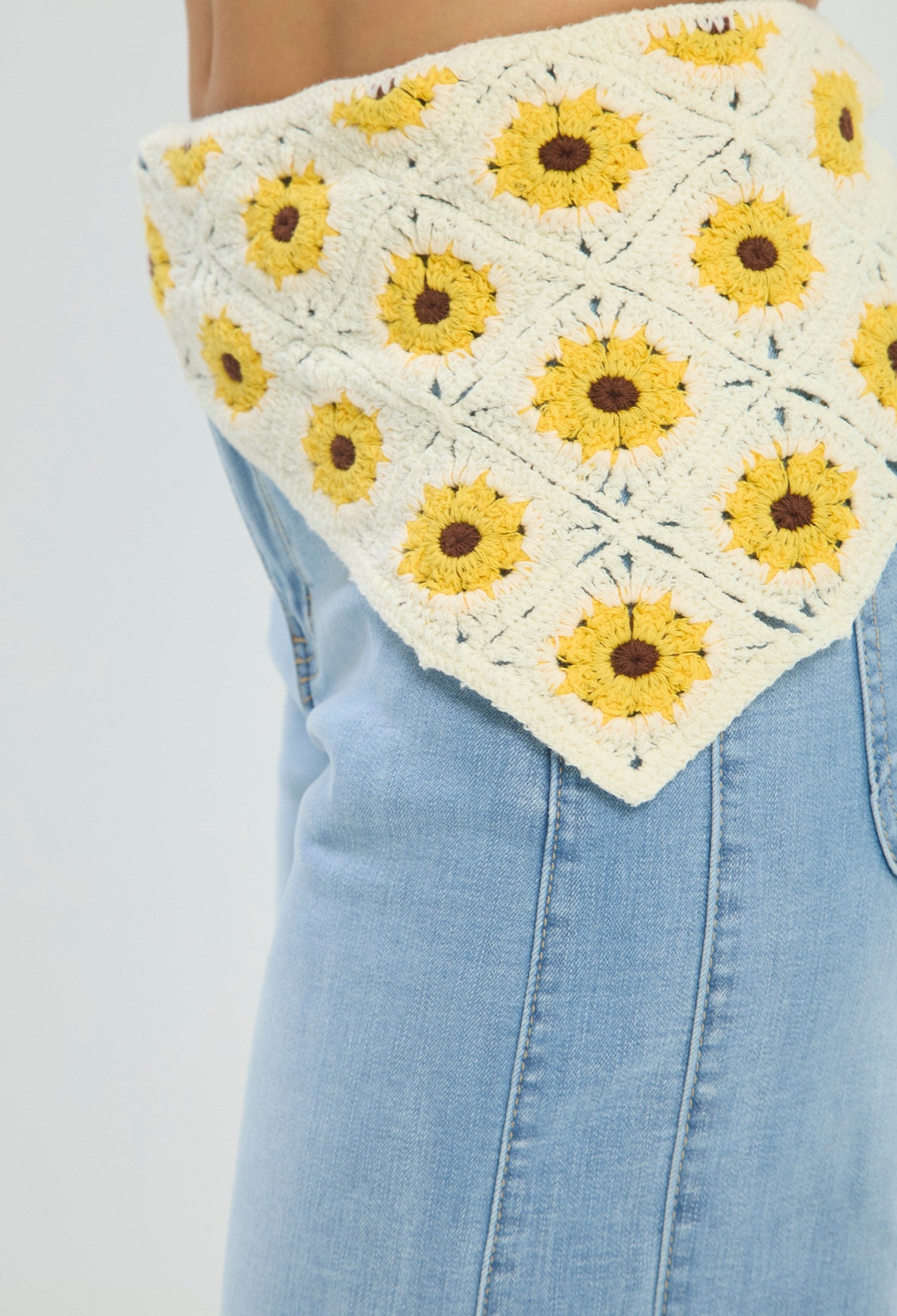 Jean wide leg azul claro con cinturón pañuelo floral BYBLA - vista 7