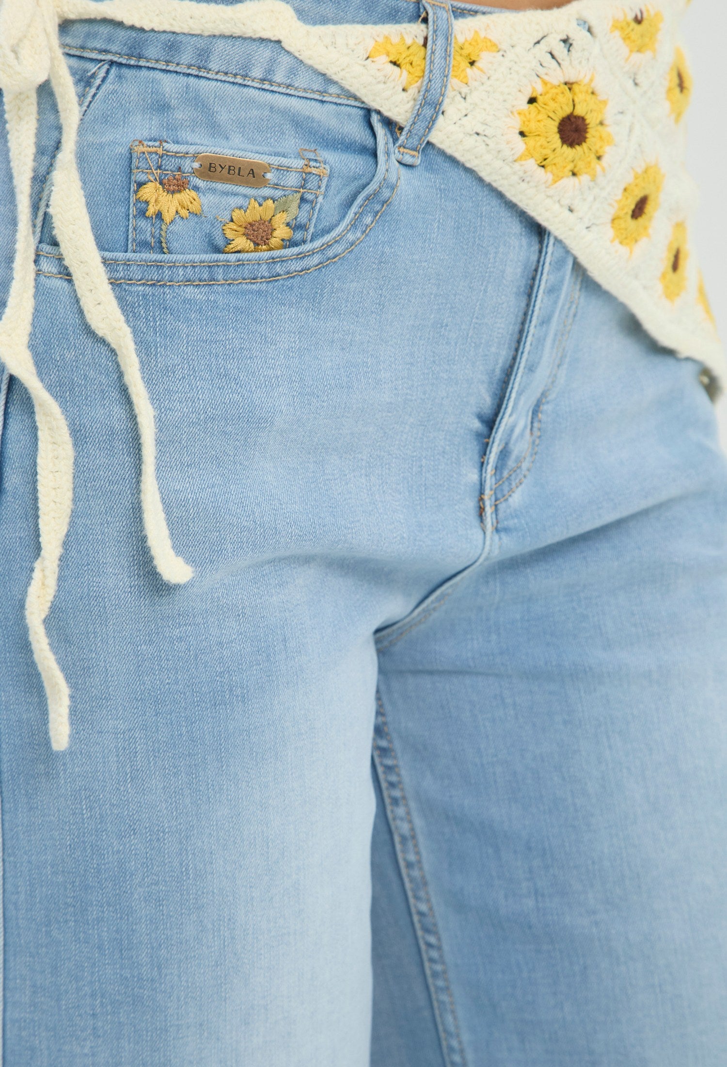 Jean wide leg azul claro con cinturón pañuelo floral BYBLA - vista 8