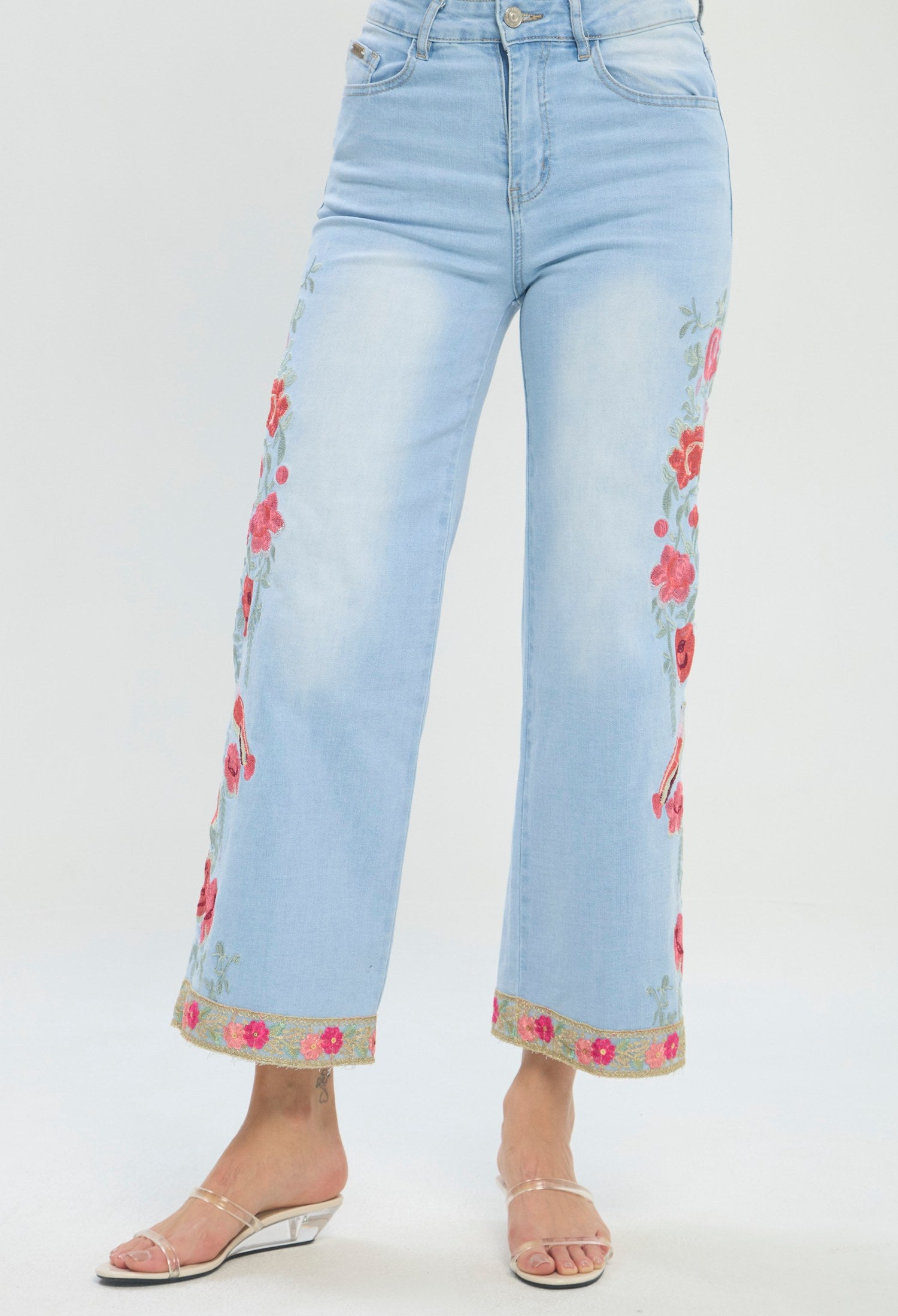 Jean wide leg azul claro con bordados florales BYBLA
