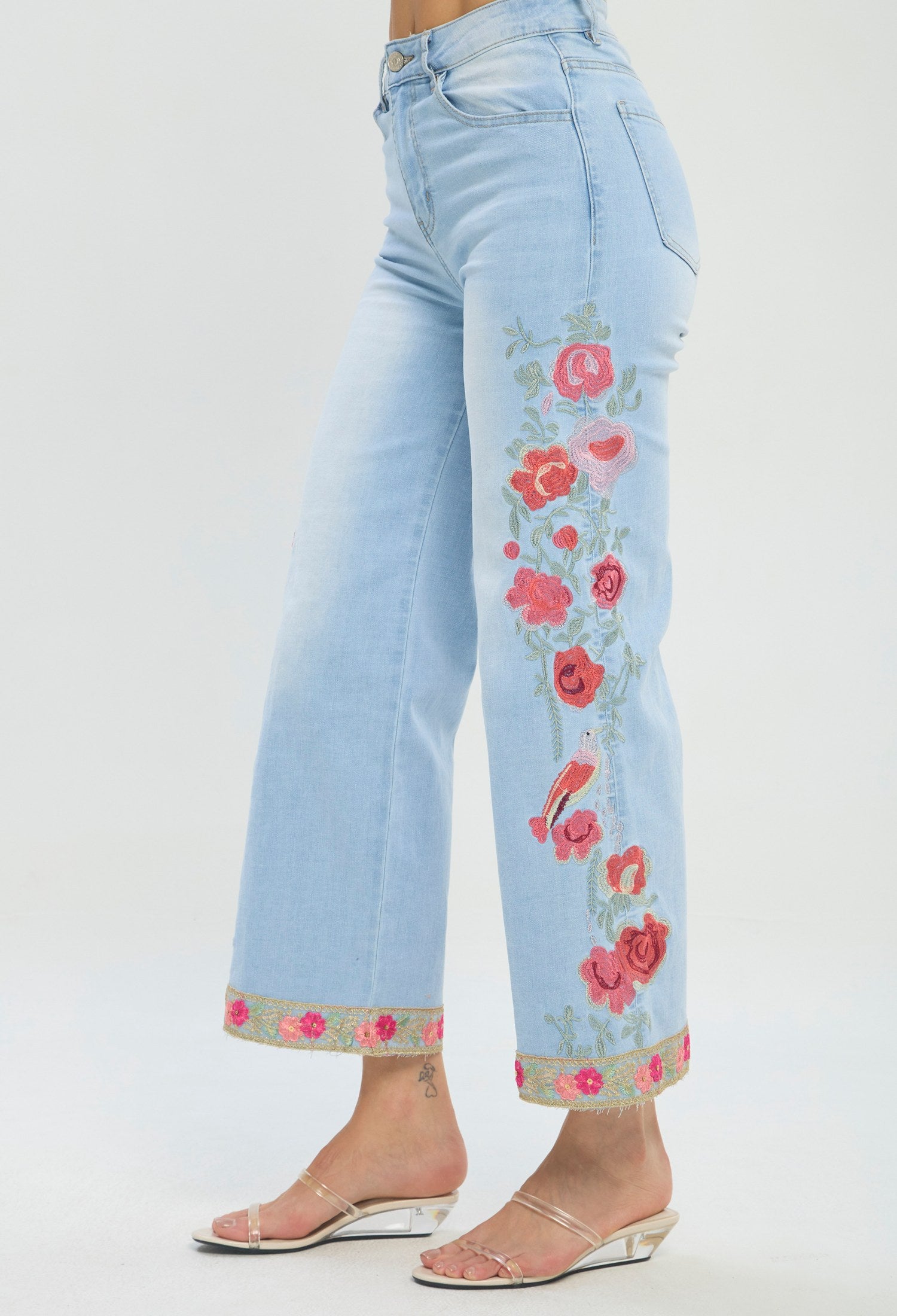 Jean wide leg azul claro con bordados florales BYBLA - vista 2
