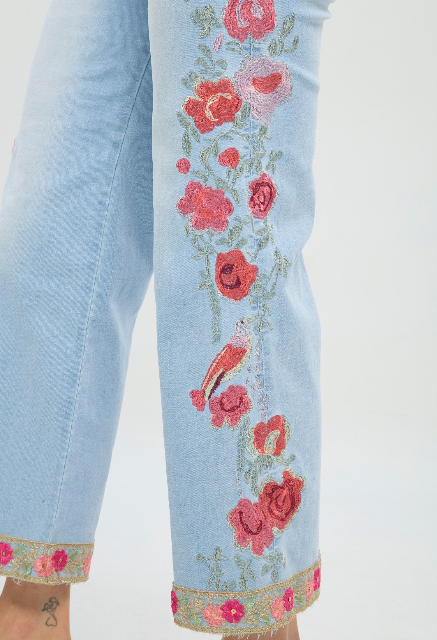 Jean wide leg azul claro con bordados florales BYBLA - vista 5