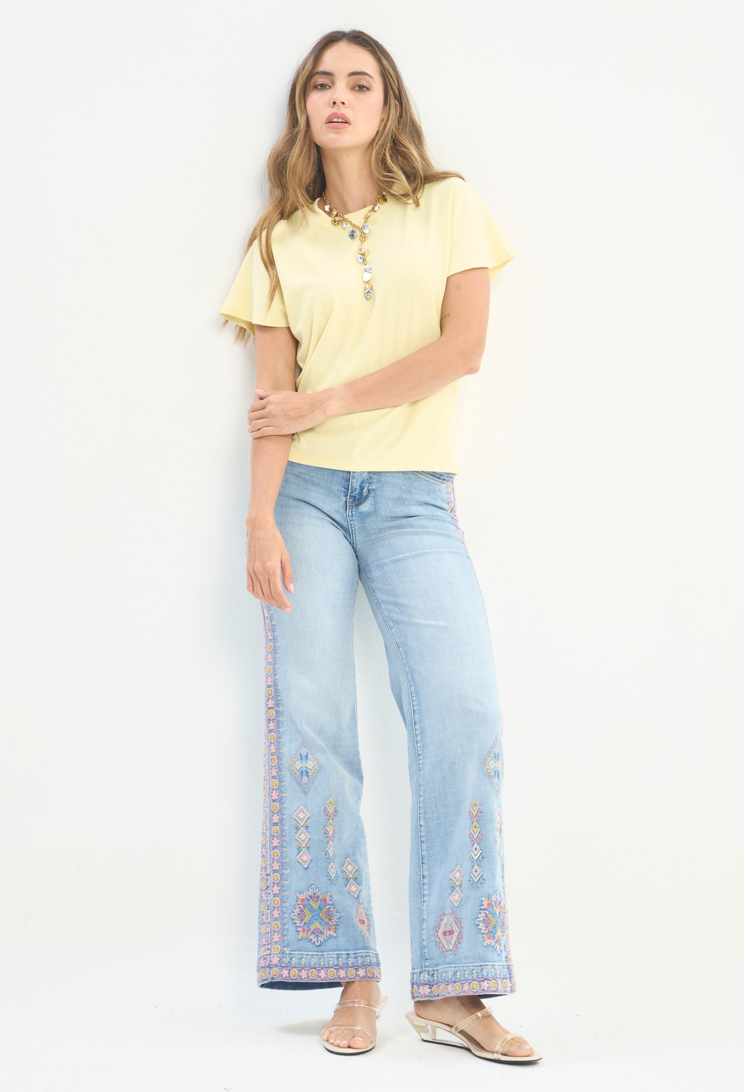 Mujer luciendo jean azul BYBLA - Wide Leg Tiro Alto