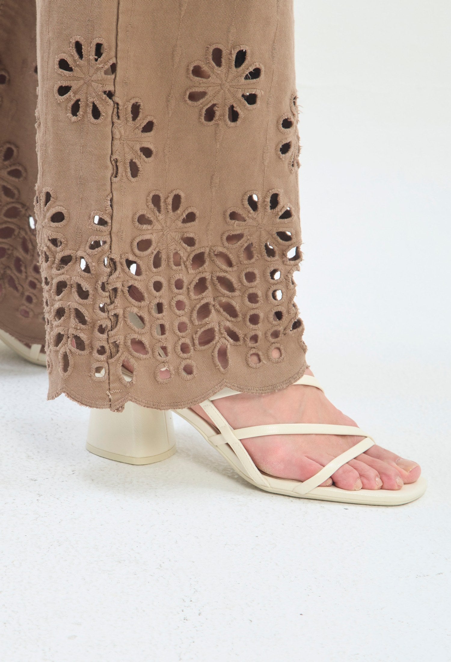 Pantalón Ancho Calado Floral kaki BYBLA - vista 6