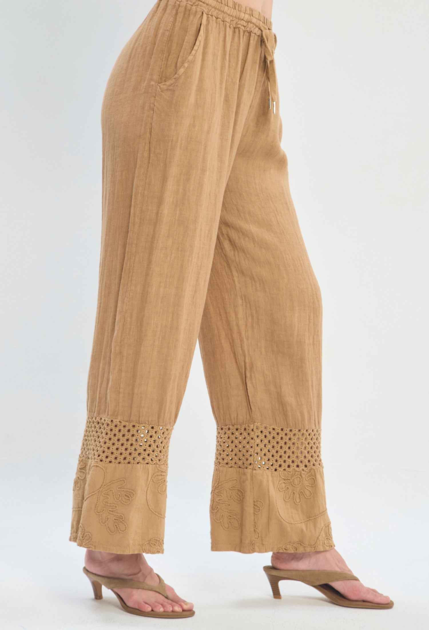 Pantalón Ancho Lino Calado camel BYBLA