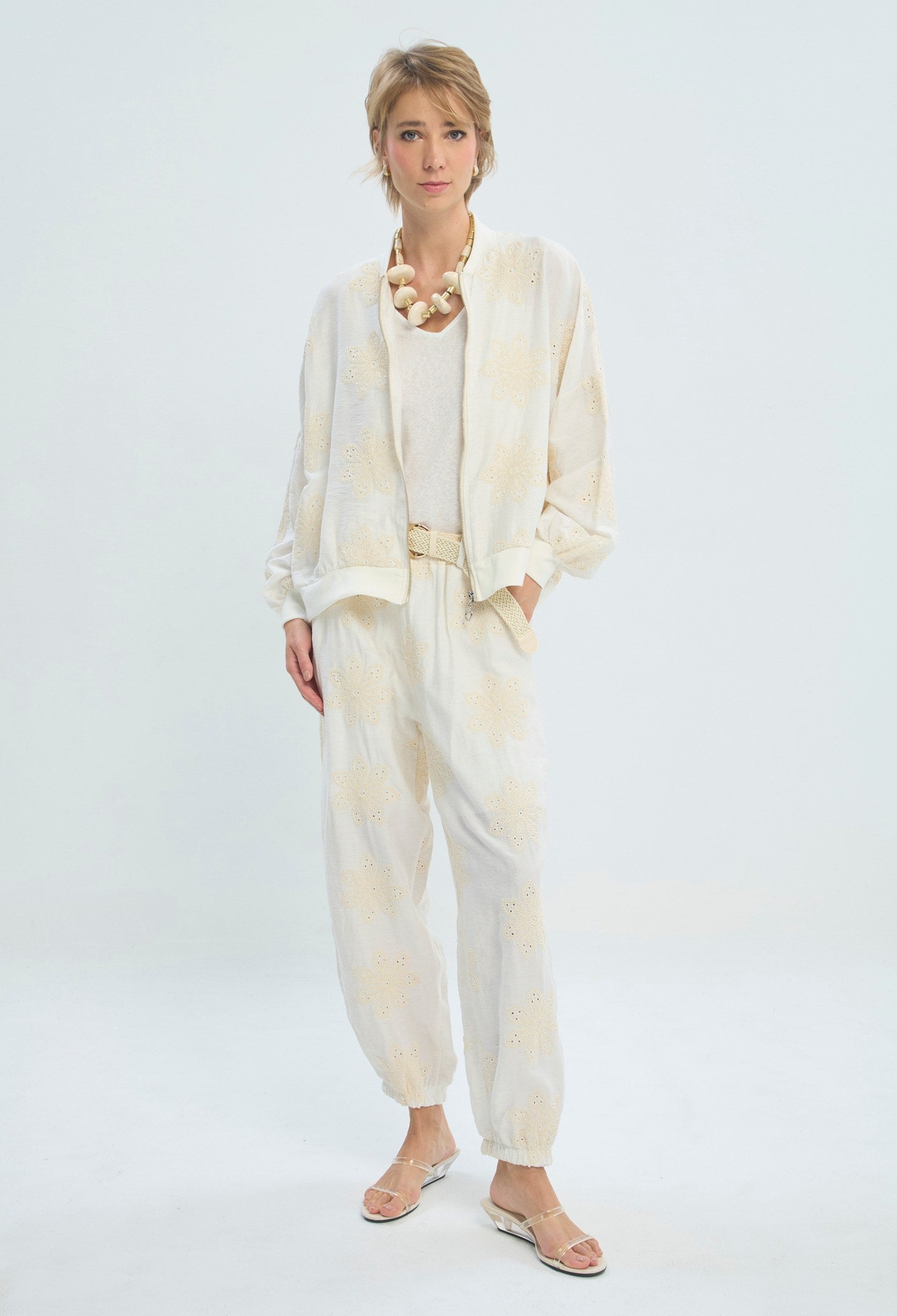 Pantalón beige con bordado floral y puño elástico BYBLA