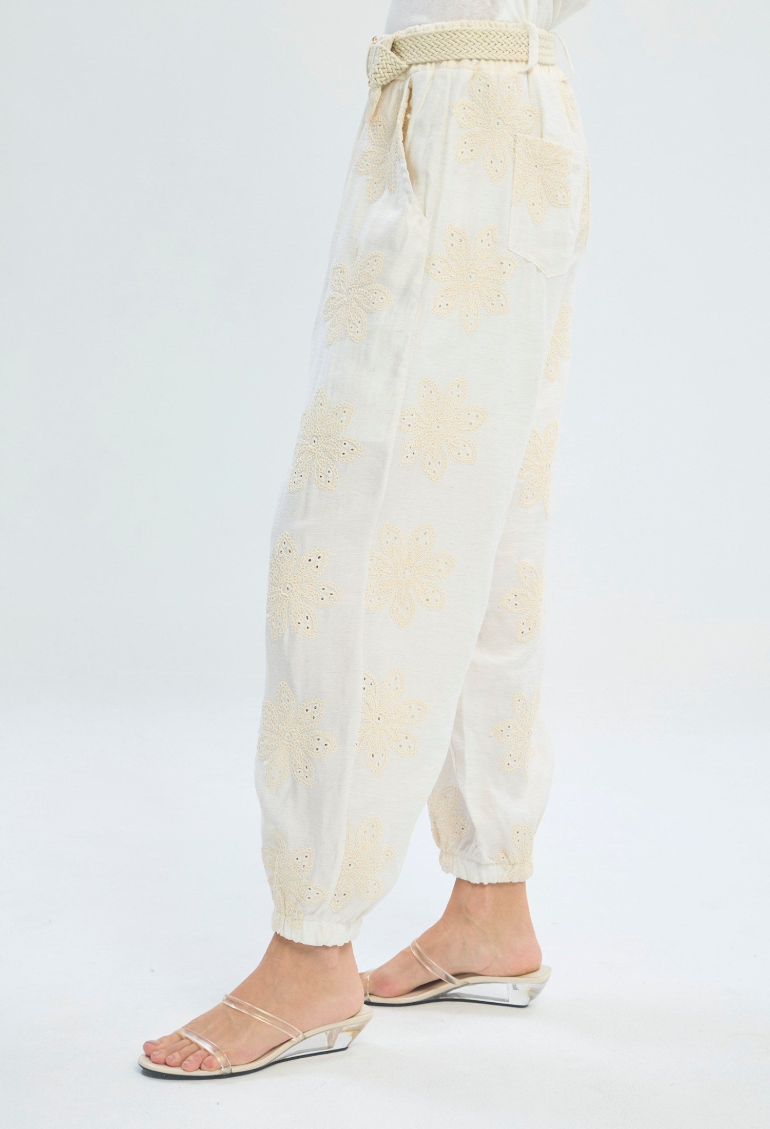 Pantalón beige con bordado floral y puño elástico BYBLA - vista 3