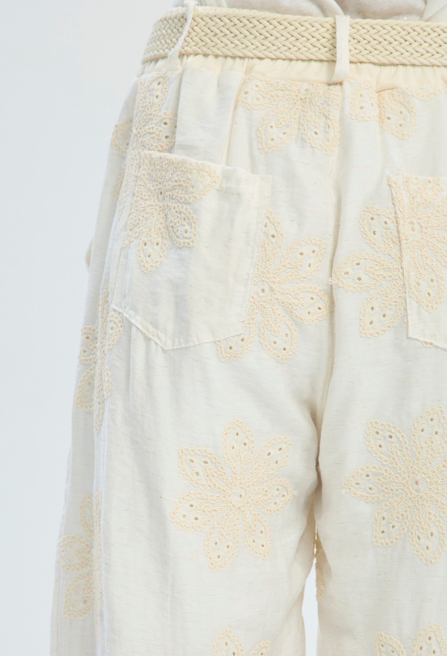 Pantalón beige con bordado floral y puño elástico BYBLA - vista 5