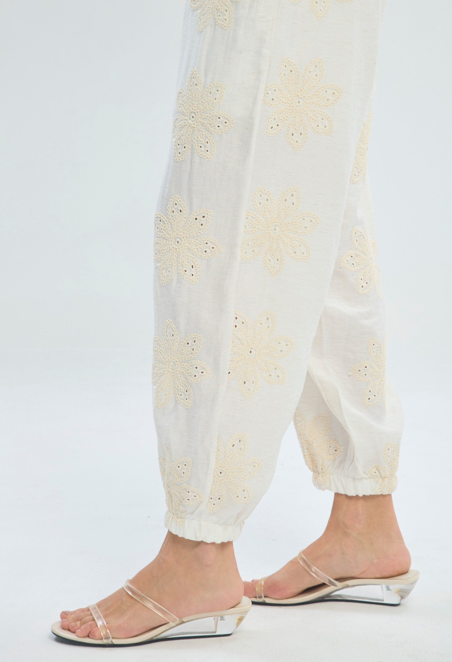 Pantalón beige con bordado floral y puño elástico BYBLA - vista 6