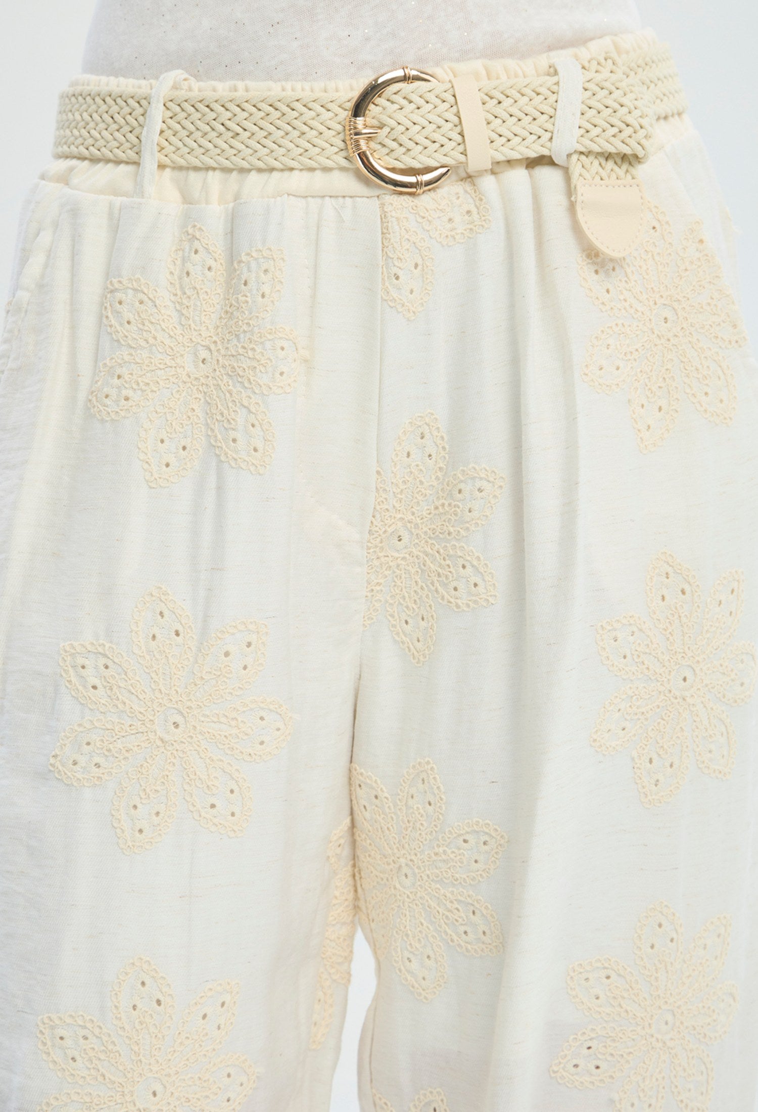 Pantalón beige con bordado floral y puño elástico BYBLA - vista 8