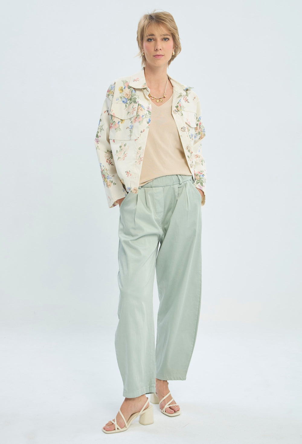 Pantalón verde menta con pinzas y cinturón de tela floral anudado