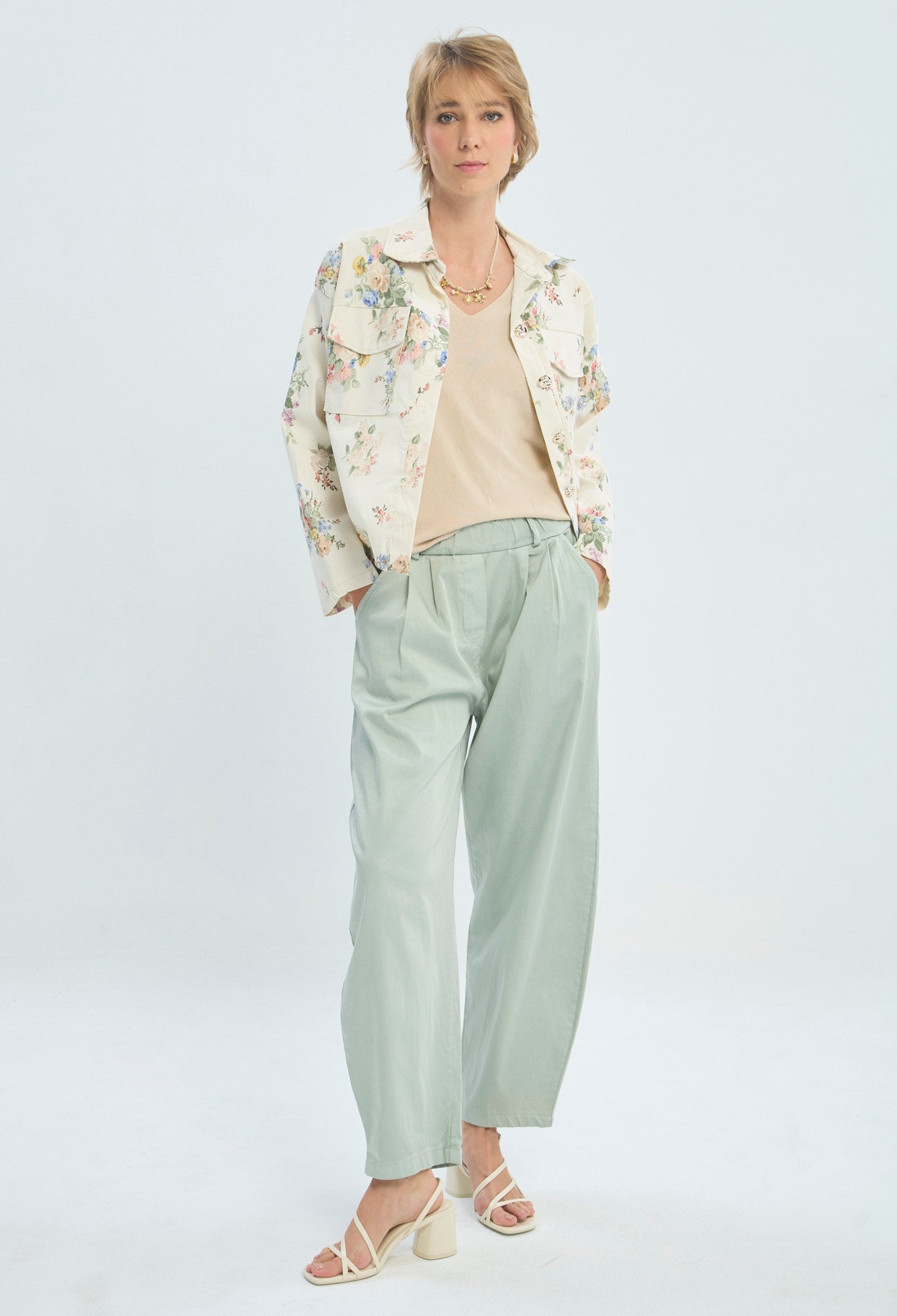 Pantalón verde menta con pinzas y cinturón de tela floral anudado