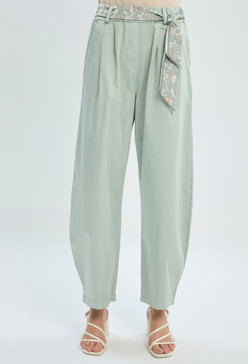 Pantalón verde menta con pinzas y cinturón de tela floral anudado - vista 2