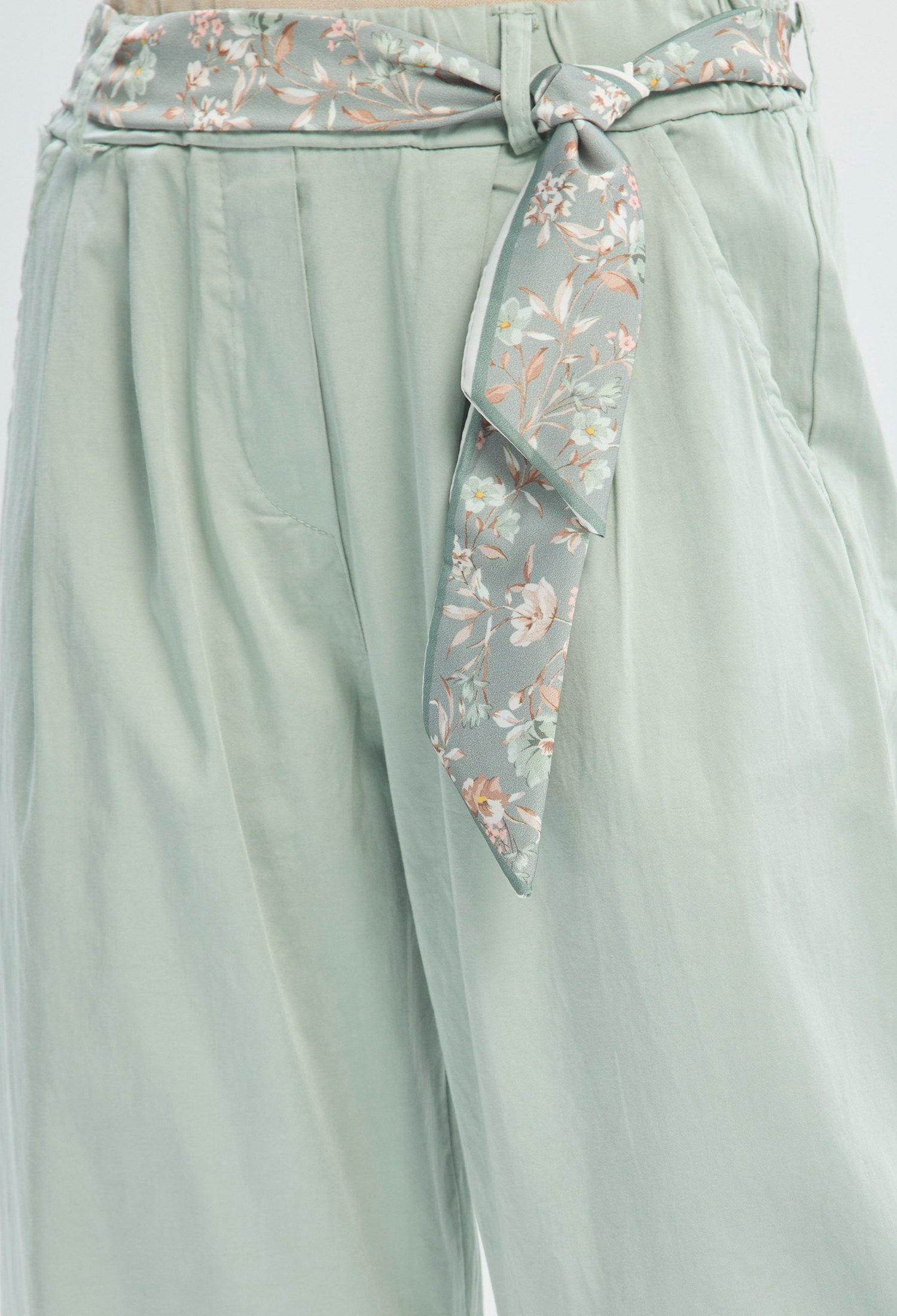 Pantalón verde menta con pinzas y cinturón de tela floral anudado - vista 3