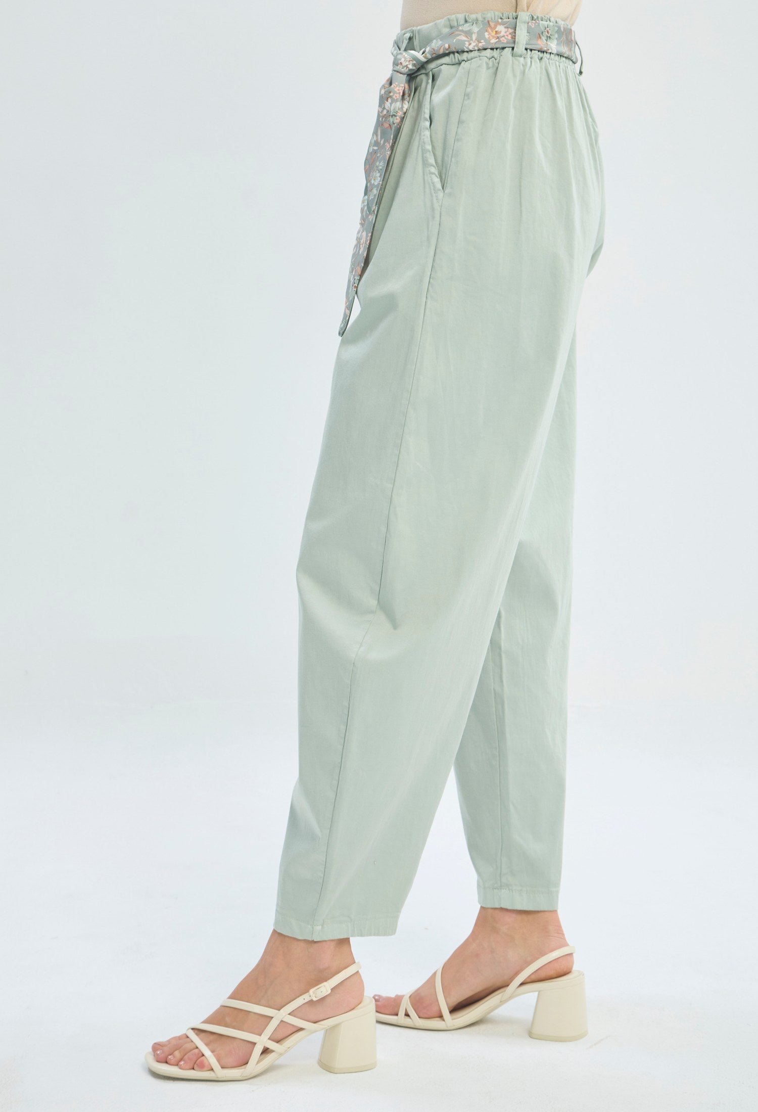 Pantalón verde menta con pinzas y cinturón de tela floral anudado - vista 4