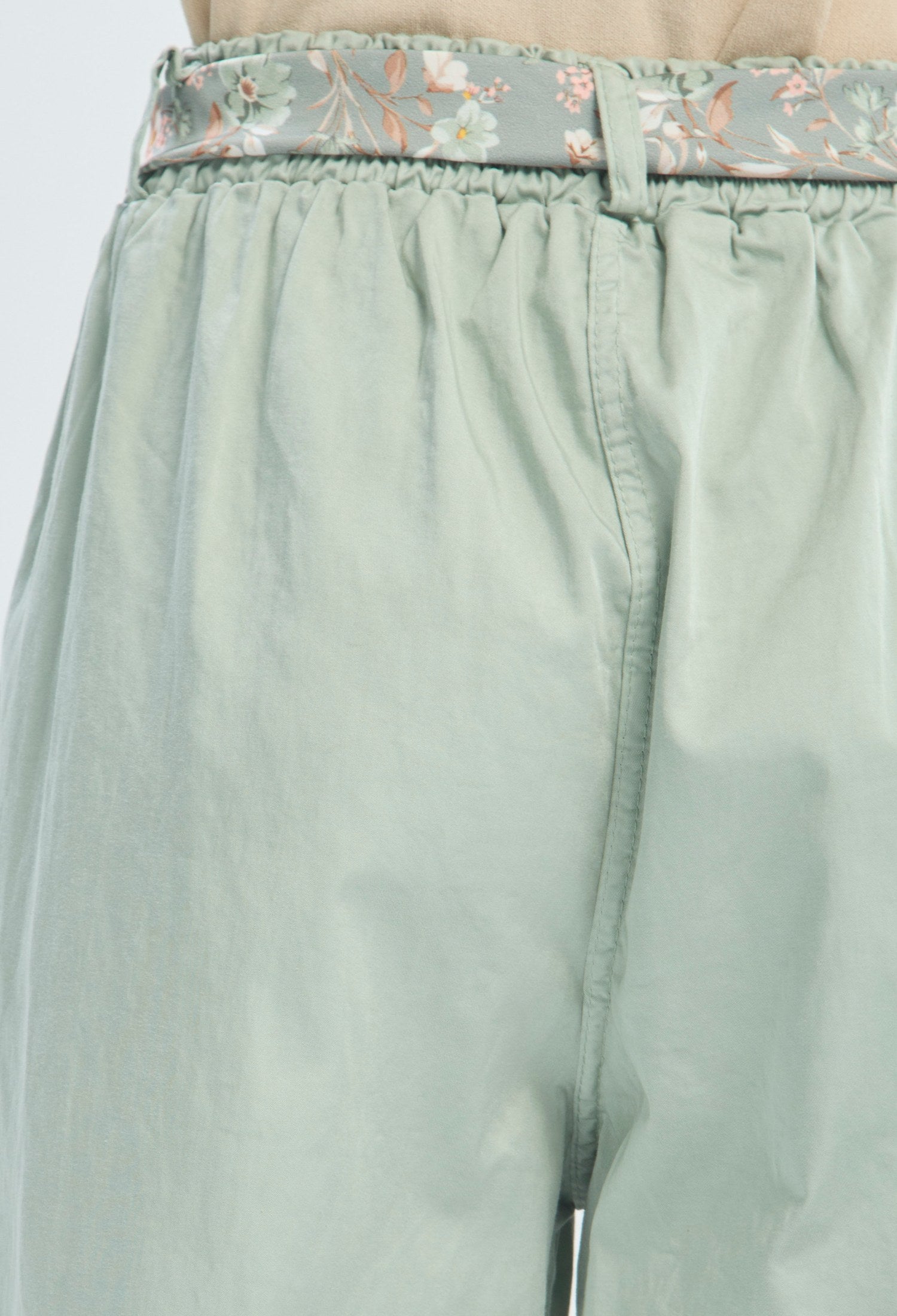Pantalón verde menta con pinzas y cinturón de tela floral anudado - vista 7