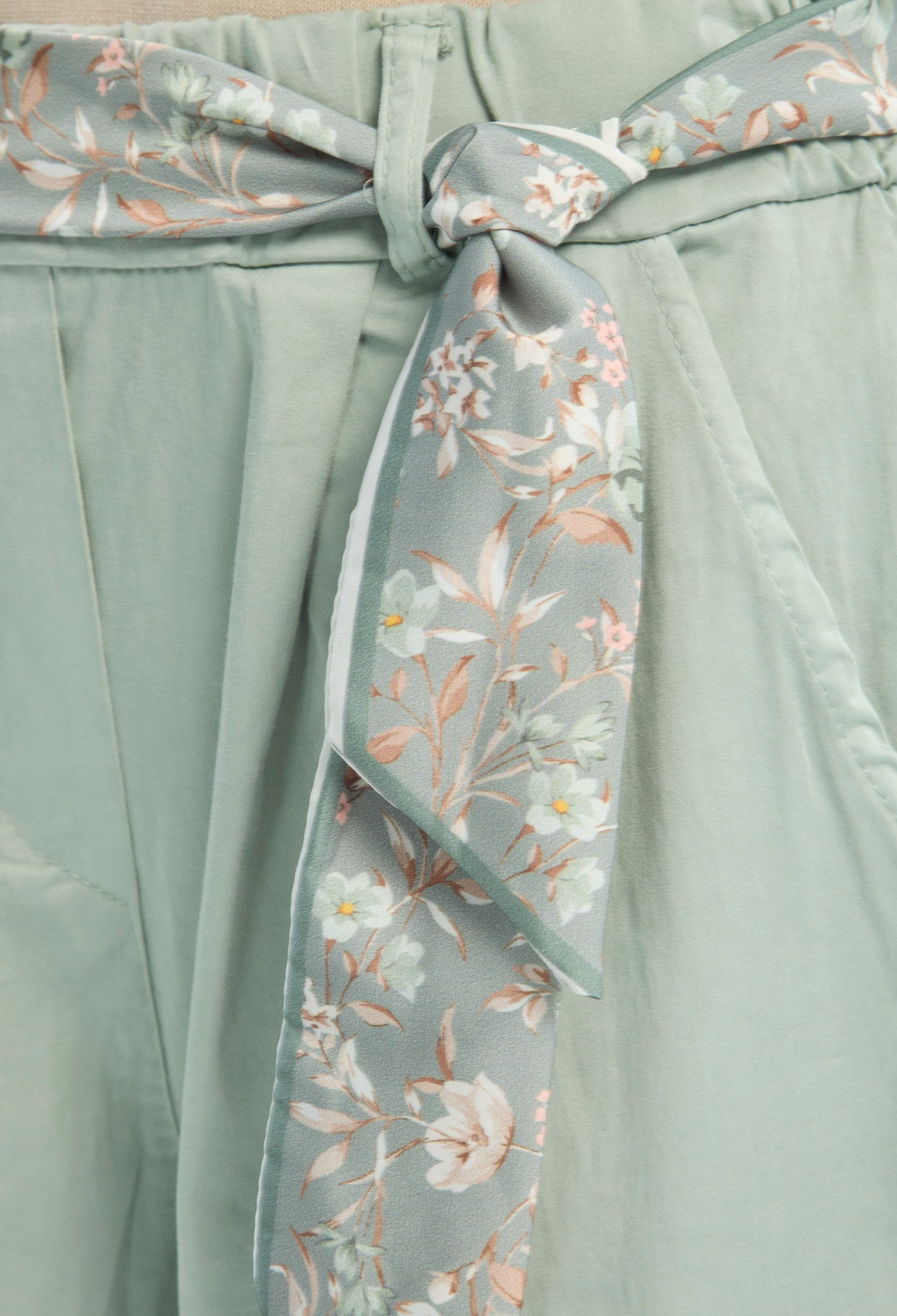 Pantalón verde menta con pinzas y cinturón de tela floral anudado - vista 8