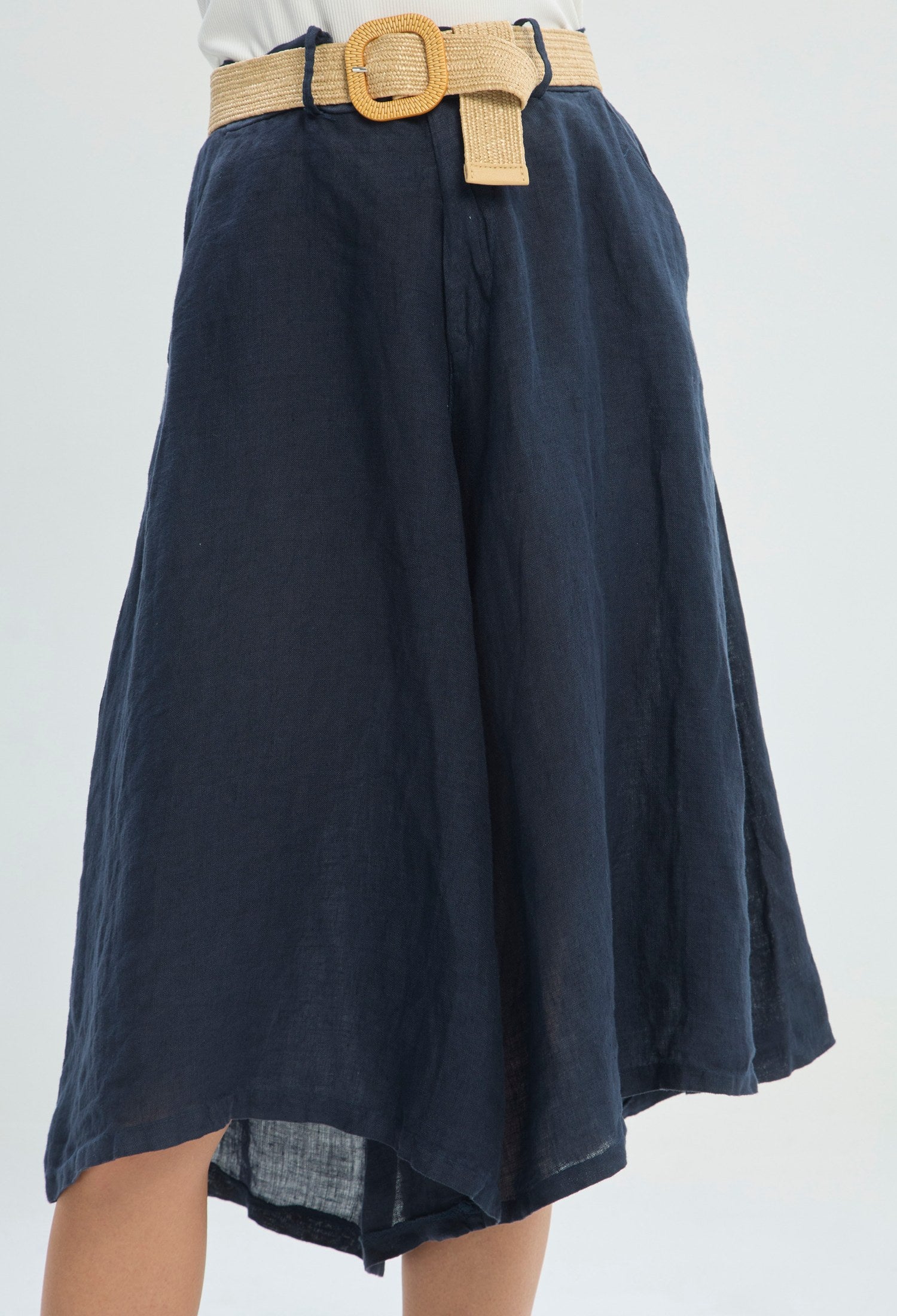 Pantalón corto culotte de lino azul con cinturón trenzado BYBLA - vista 2