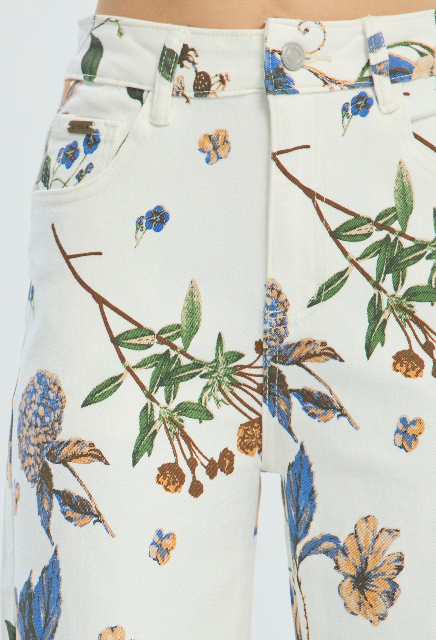 Pantalón con estampado botánico azul y camel sobre fondo blanco - vista 3