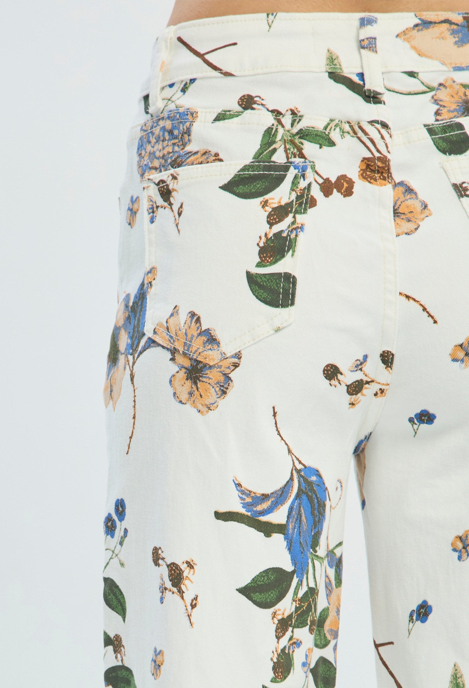 Pantalón con estampado botánico azul y camel sobre fondo blanco - vista 6