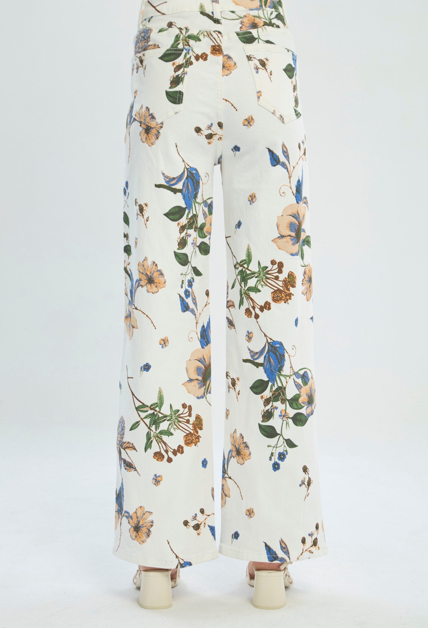 Pantalón con estampado botánico azul y camel sobre fondo blanco - vista 7