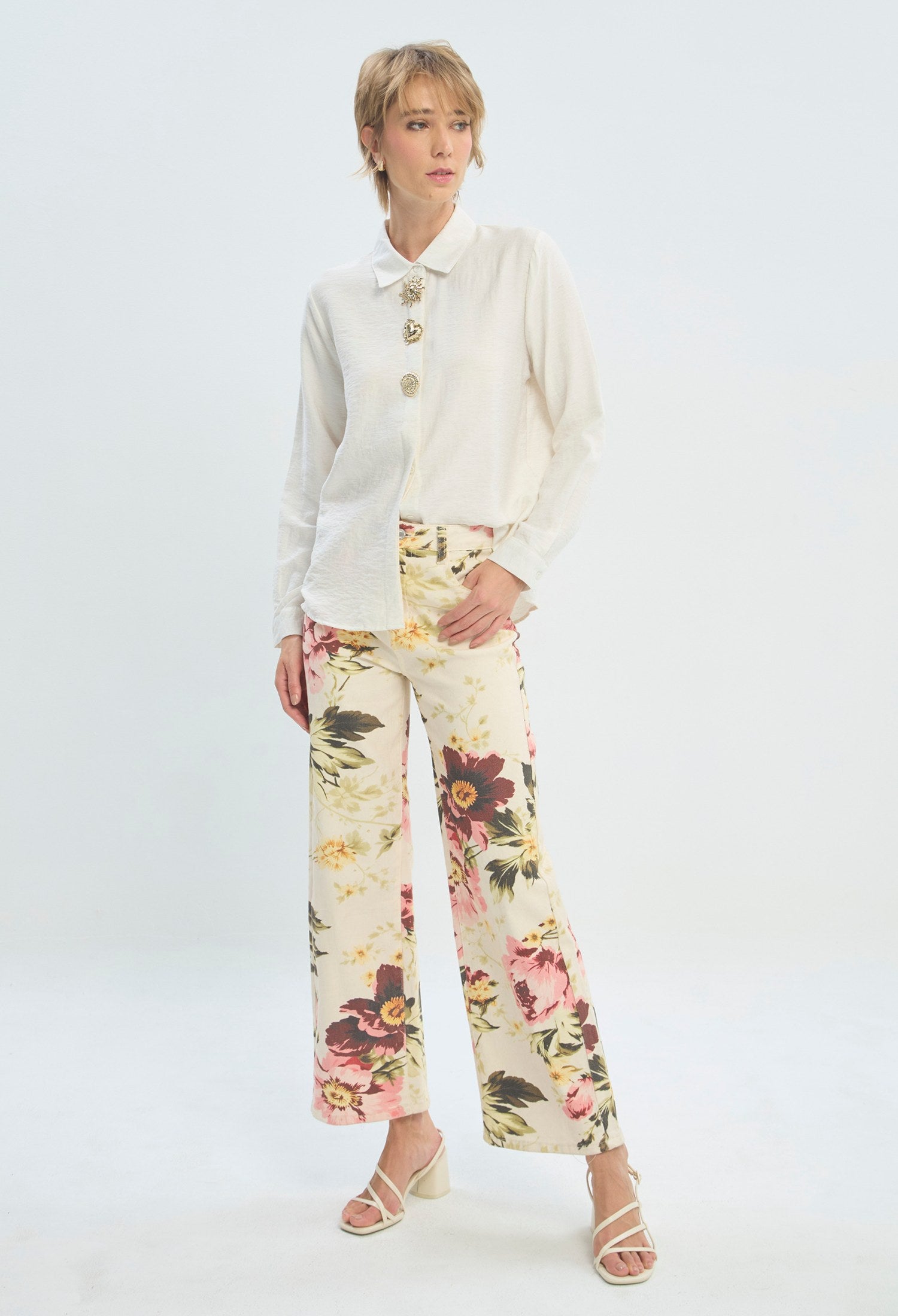 Pantalón con estampado floral rosa y verde sobre fondo marfil