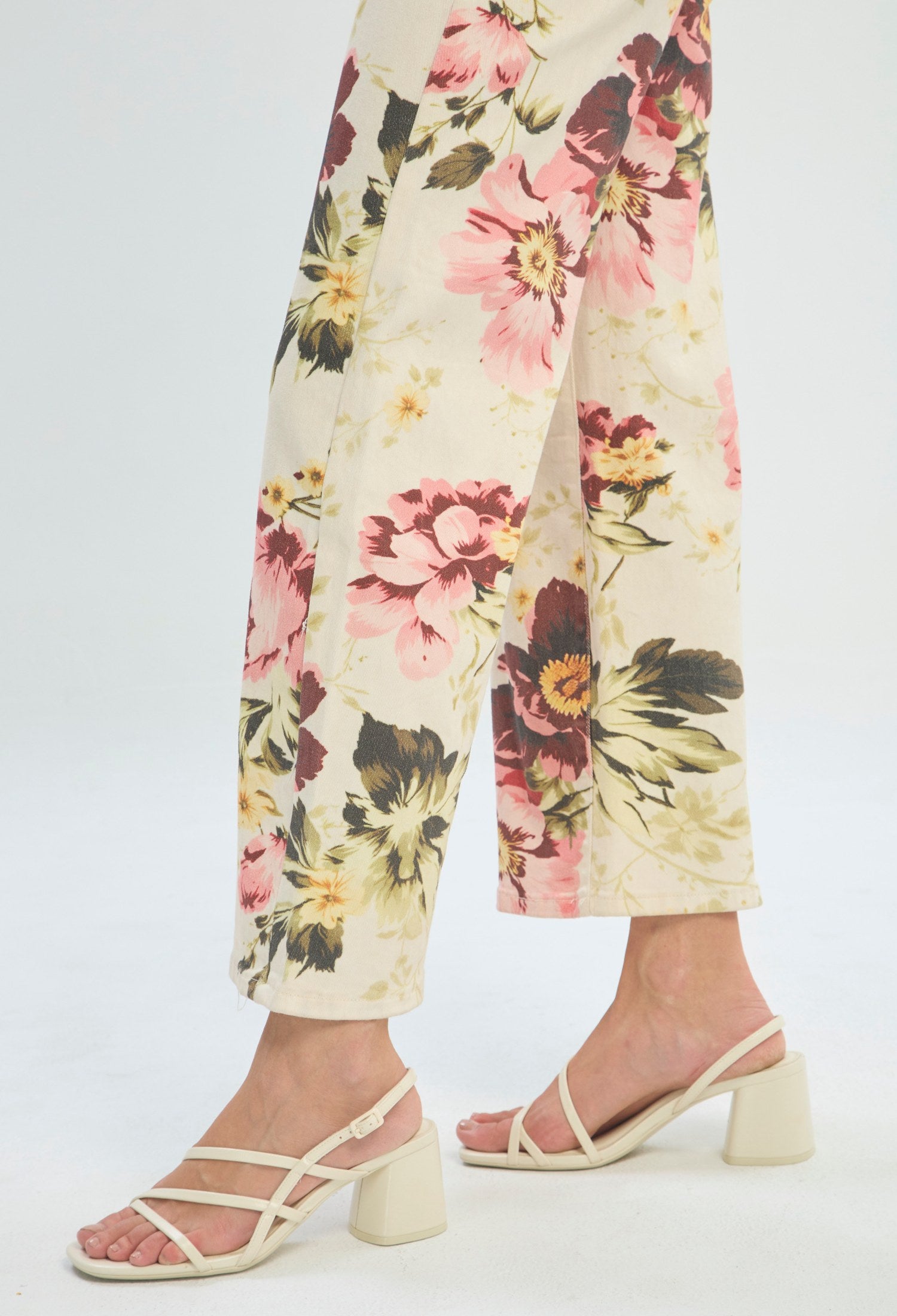 Pantalón con estampado floral rosa y verde sobre fondo marfil - vista 4
