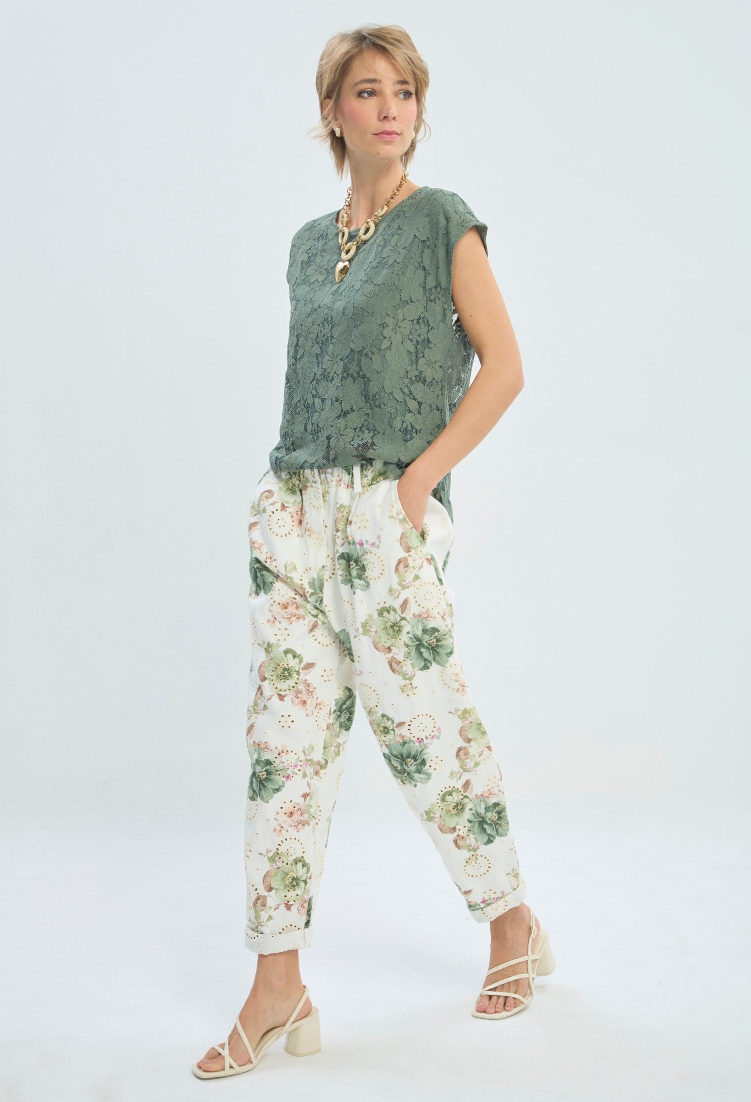 Pantalón floral con ojaletes bordados sobre fondo blanco - vista 2