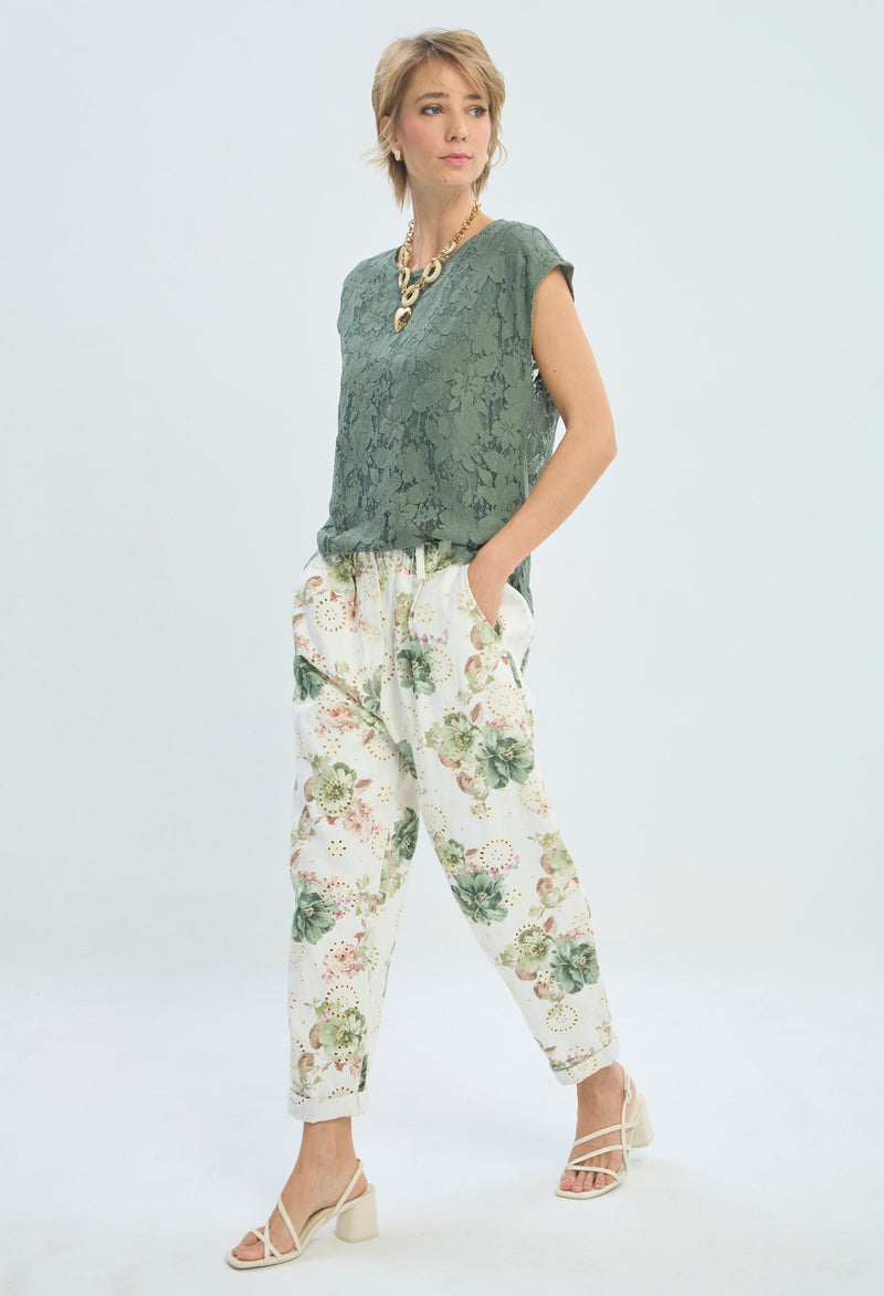 Pantalón floral con ojaletes bordados sobre fondo blanco - vista 2