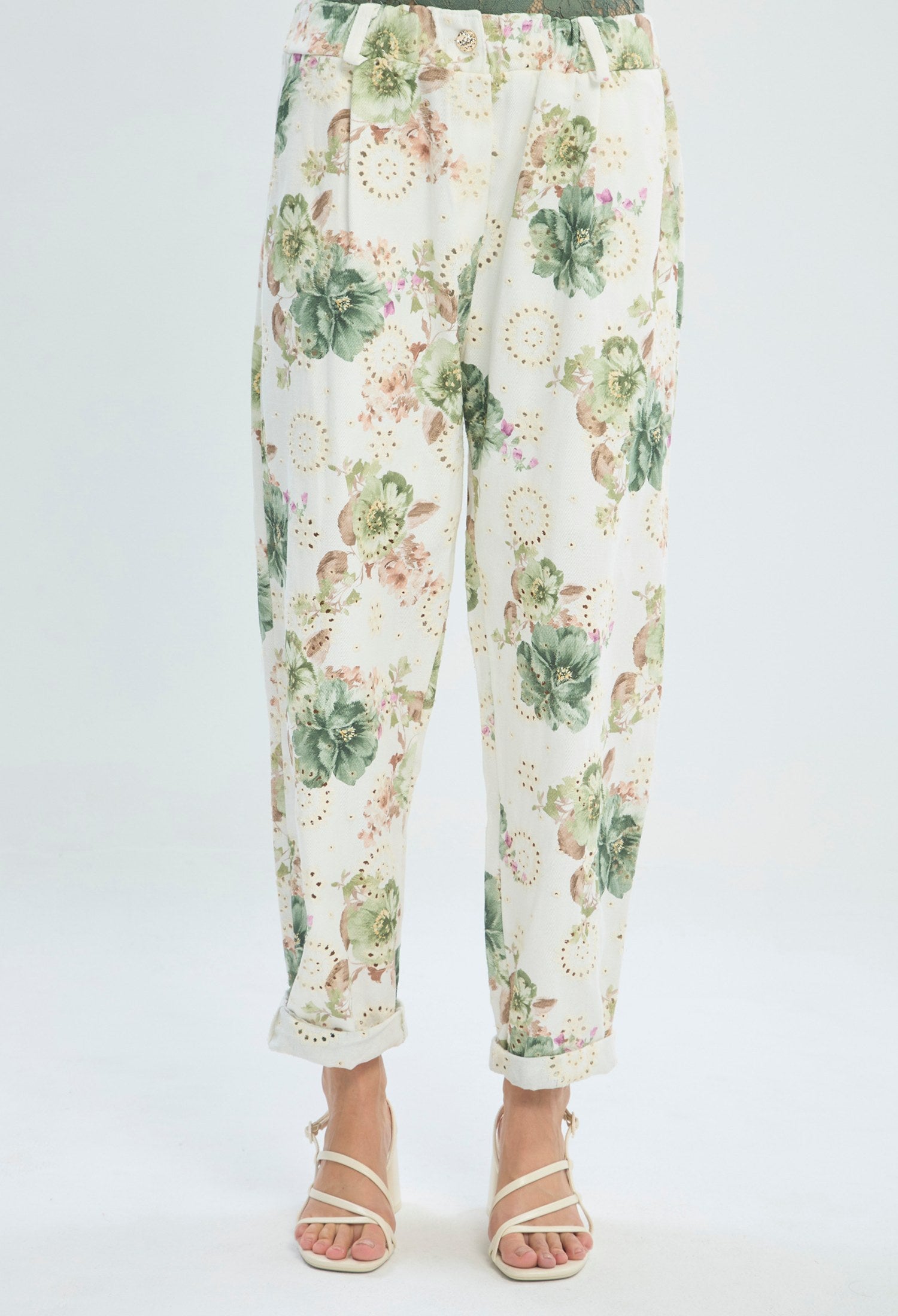 Pantalón floral con ojaletes bordados sobre fondo blanco - vista 3