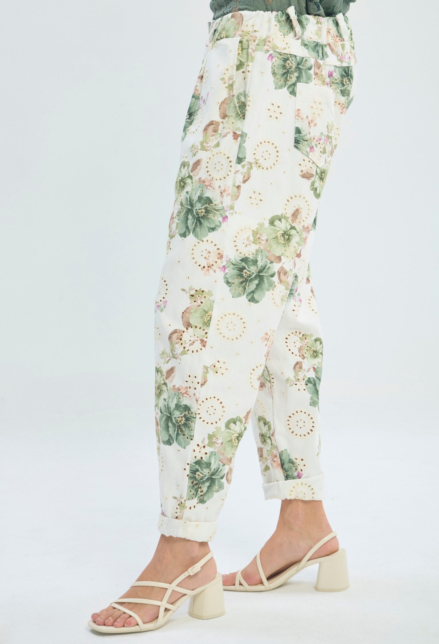 Pantalón floral con ojaletes bordados sobre fondo blanco - vista 4