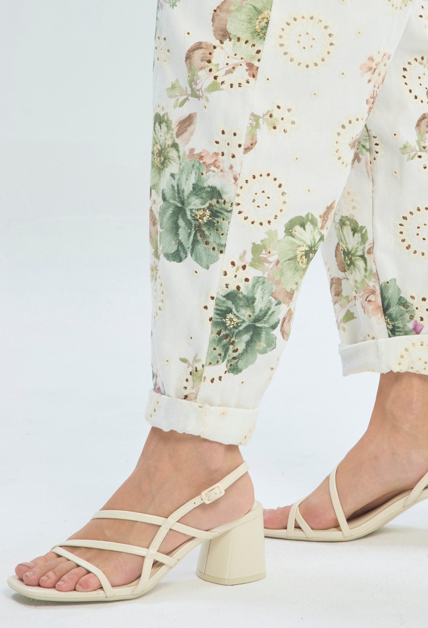 Pantalón floral con ojaletes bordados sobre fondo blanco - vista 5
