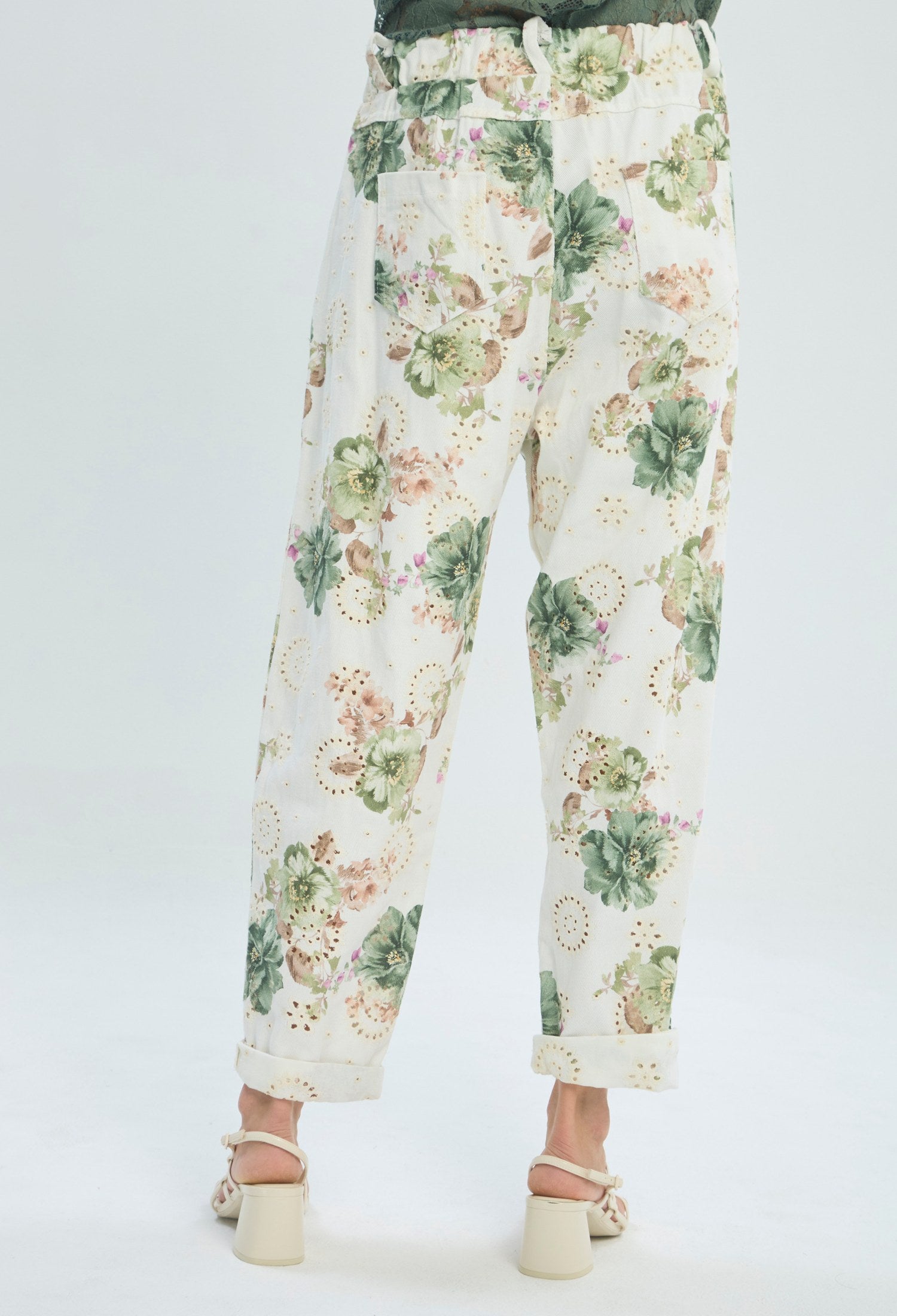 Pantalón floral con ojaletes bordados sobre fondo blanco - vista 6