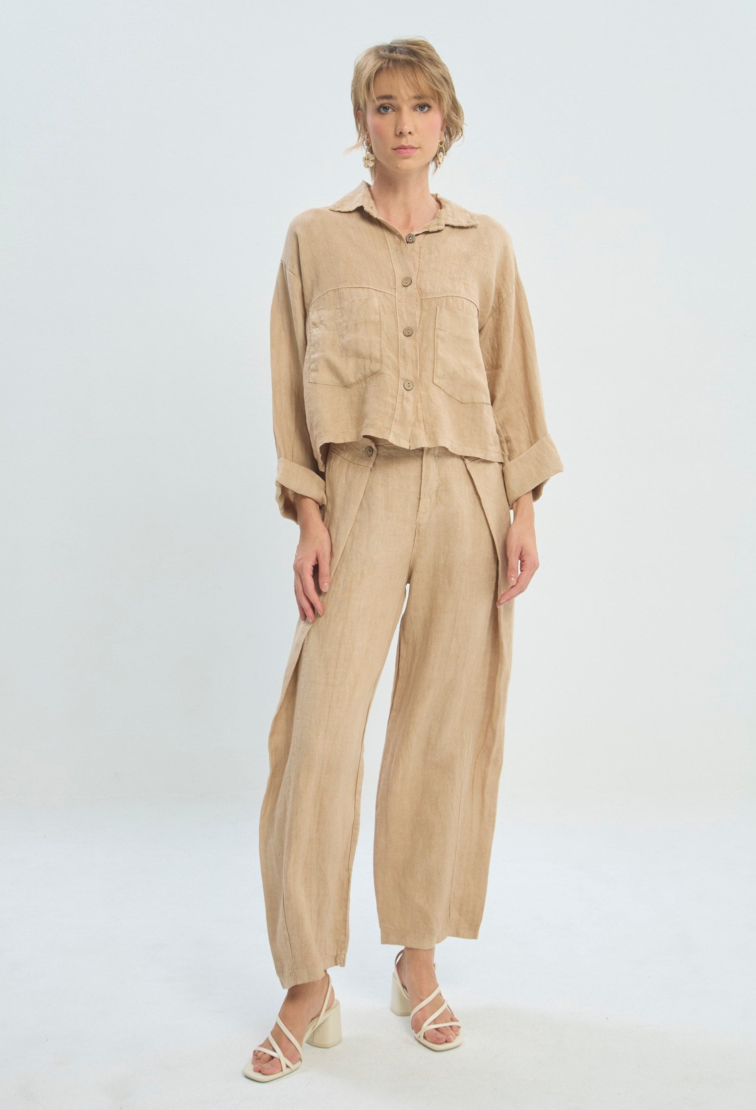 Pantalón camel en lino con paneles cruzados y botones en la pretina