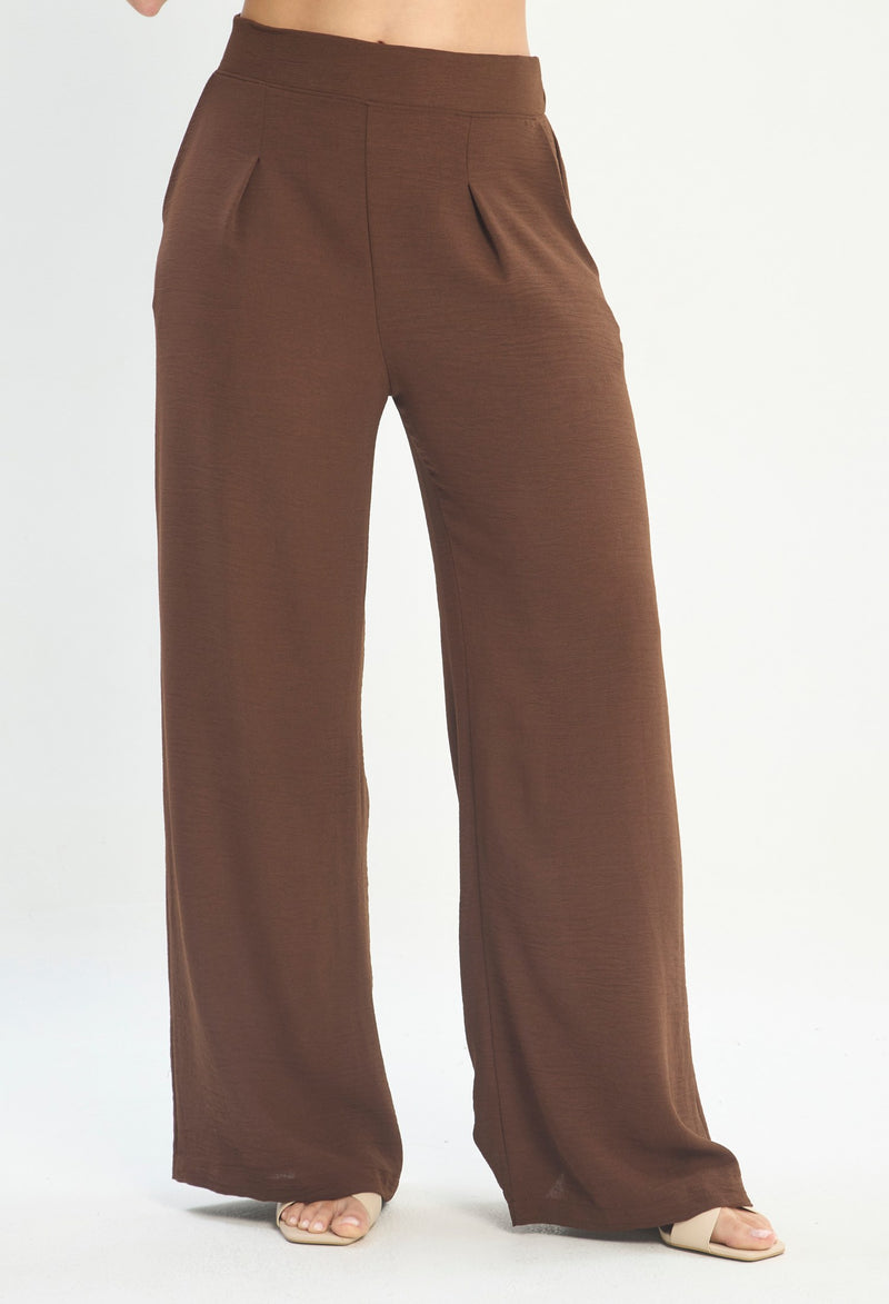 Mujer luciendo pantalón marrón BYBLA - Sastre Pierna Ancha - vista 2