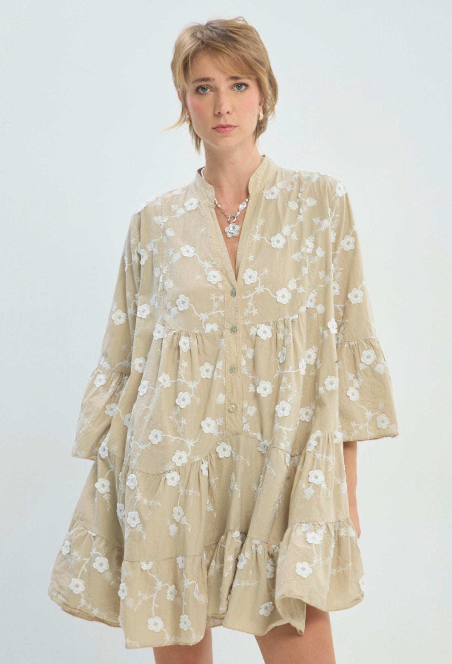 Vestido corto beige con flores blancas bordadas BYBLA