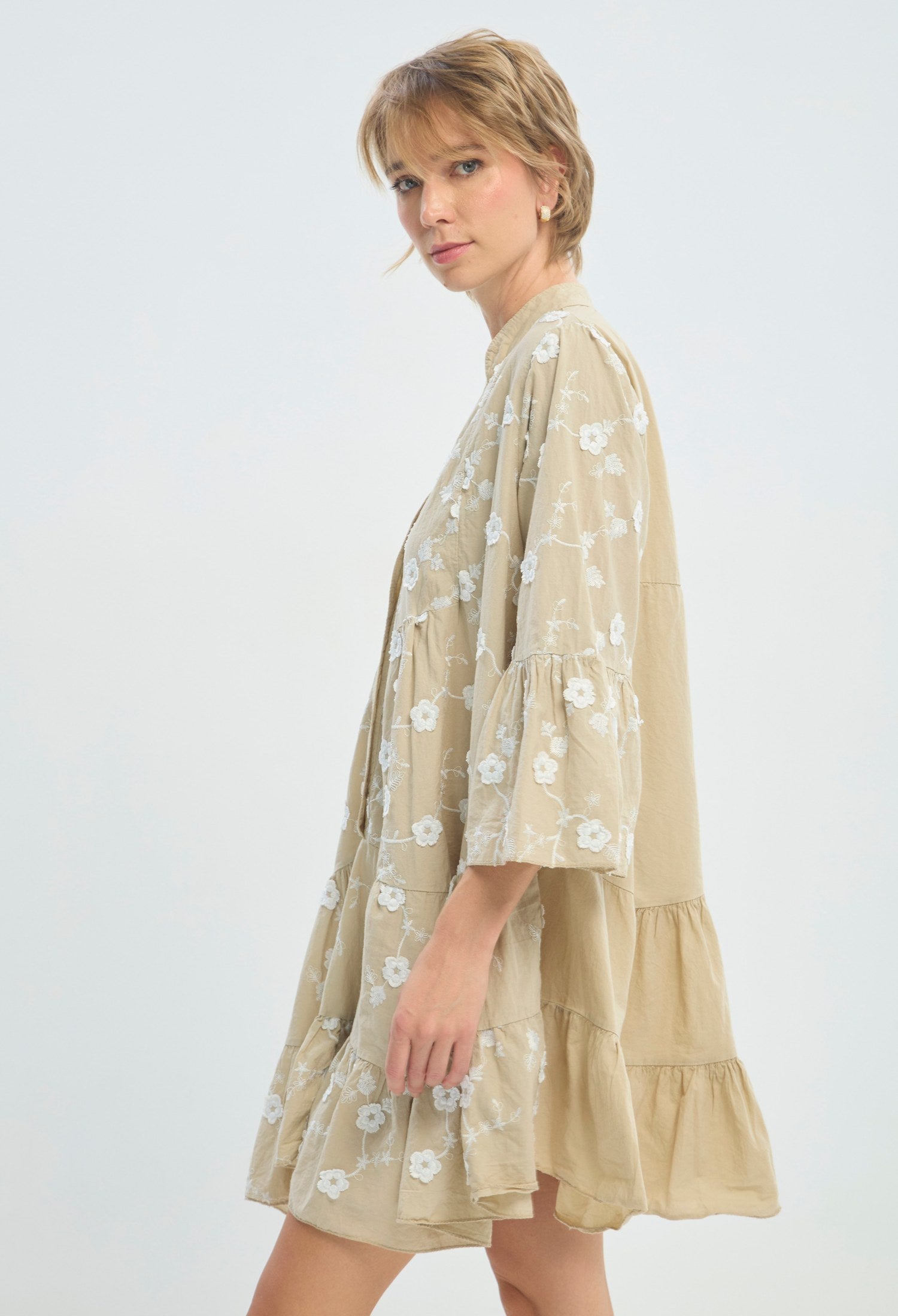 Vestido corto beige con flores blancas bordadas BYBLA - vista 2