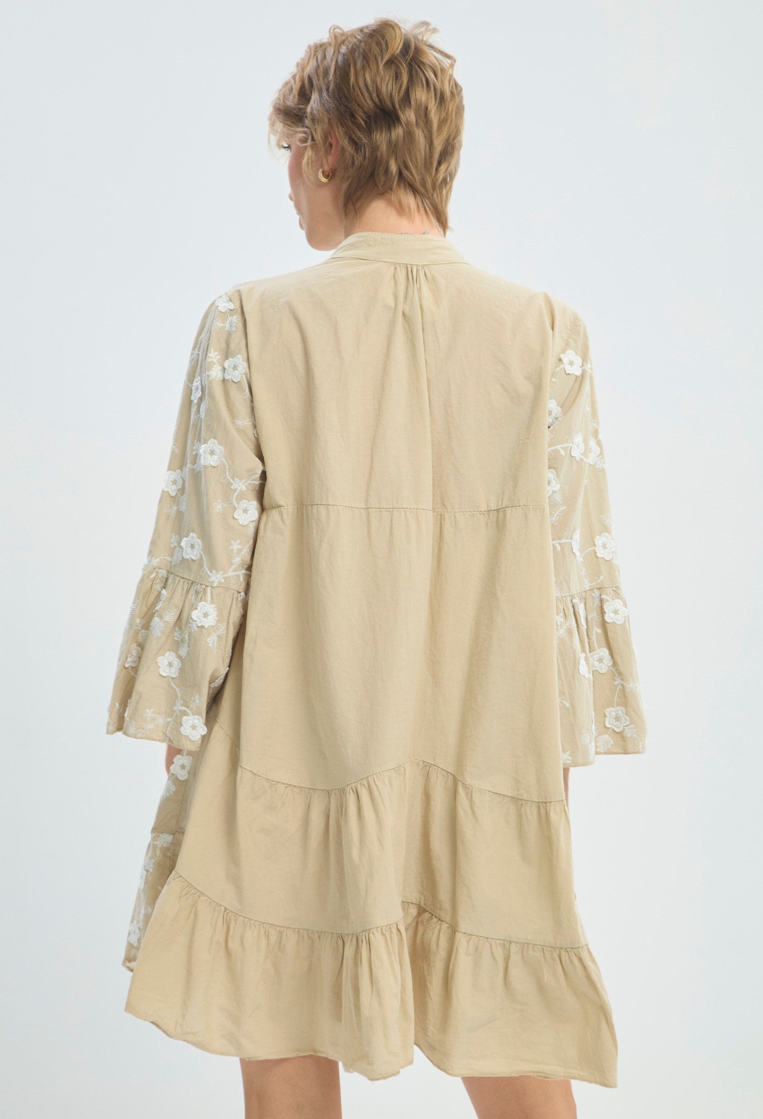 Vestido corto beige con flores blancas bordadas BYBLA - vista 3