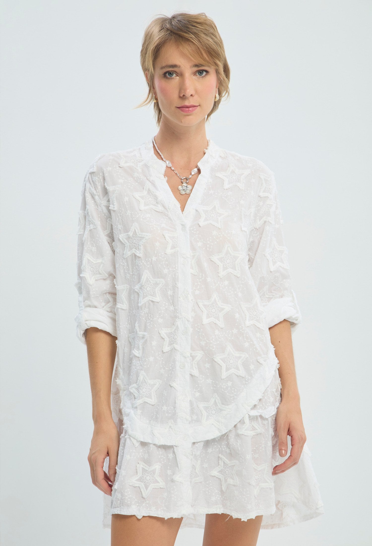 Vestido corto camisero blanco con estrellas bordadas en relieve BYBLA